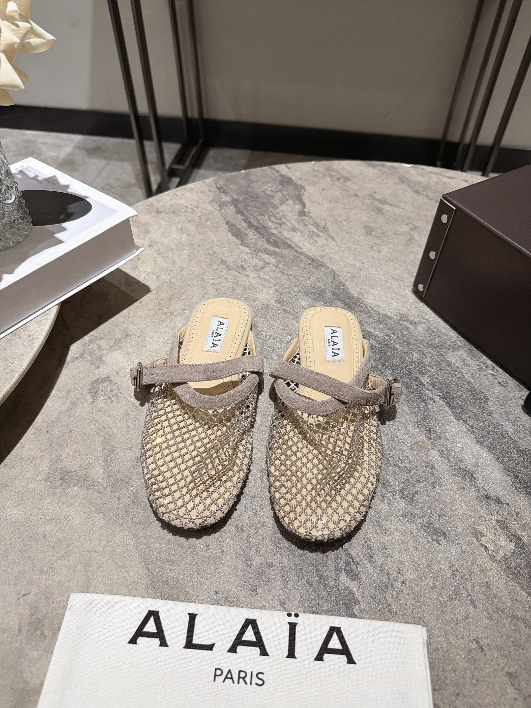 NO:921608,, Alaia catwalk style mesh flat-soled half-drag sandals with hot rhinestones. Sweet and cool ballet style, a very popular ballet slipper, romantic, charming, comfortable and versatile. Original custom-made sheepskin + rhinestone fabric, sheepskin lining, private molded rubber non-slip outsole, size 35-39 (40.41 custom-made, non-refundable), half-drag, alaia, sandals, sheepskin, sheep19860909, Alaia 阿莱亚走秀款网纱烫钻平底半拖凉鞋拖 甜酷芭蕾风,人气超高的一款芭蕾舞鞋,浪漫又迷人舒适百搭. 原版订制羊京+烫钻面料, 羊皮内里,私模橡胶防滑大底, 码数35-39（40.41定做不退换）,半拖,alaia,sandals,sheepskin,sheep,Women's Shoes