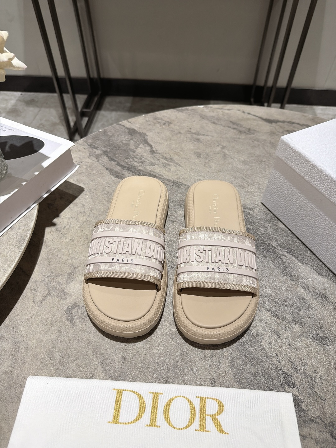 NO:921557,Dior 26ss Dior's new 3D three-dimensional glue letter slippers, a must-have item for summer beach vacations, minimalist style, light and comfortable, original molded vacuum foam soles, super fit to the foot, kpu material upper, three-dimensional 3D feel, size 35-39 (customized at 40.41.42), slippers, dior, dior, slippers19860909Dior 26ss迪奥新款3D立体滴胶字母拖鞋 夏日沙滩度假必备单品 极简风格轻便舒适 鞋底原版开模抽真空发泡底 超贴合脚感 鞋面kpu材质立体3D感 size35-39（40.41.42定做）,拖鞋,dior,dior,slippers,Women's Shoes