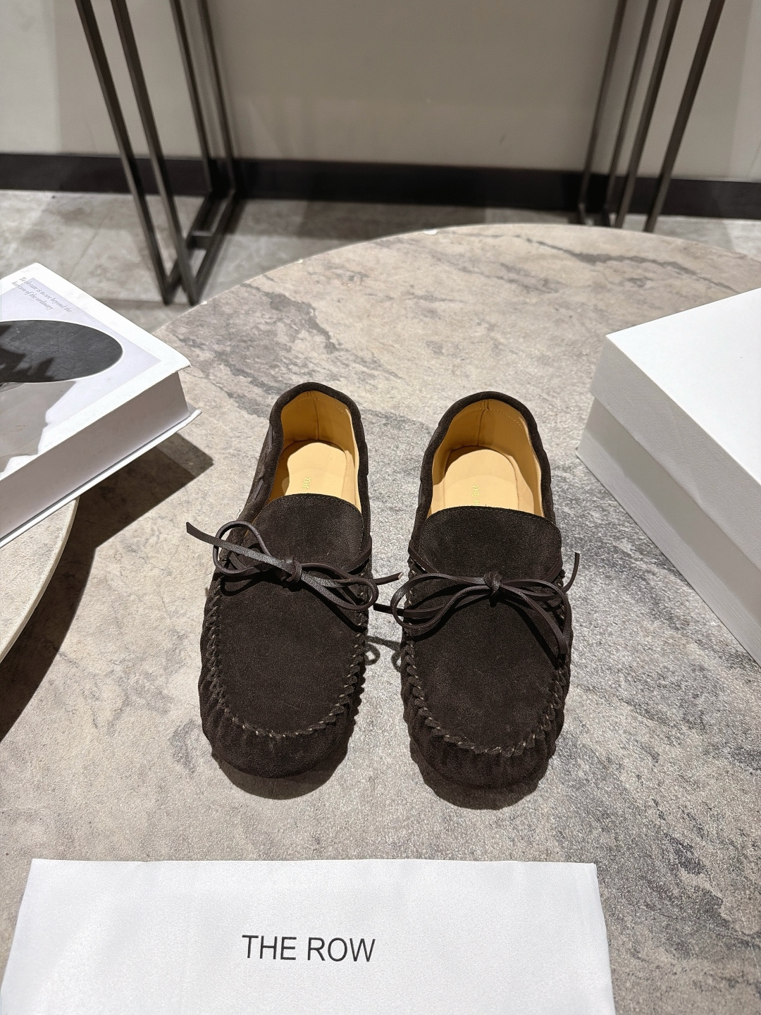 NO:921563,THE ROW 26 early autumn new bow loafers TR is a niche designer brand that focuses on minimalism and high-end texture. This pair of shoes is its classic model. The upper is made of unique weaving or tassel material and is decorated with iconic bows. The style is lazy and exquisite, and very recognizable. It is suitable for girls who like low-key luxury and pursue unique design. It will create an atmosphere when paired with skirts or casual pants. The upper is made of high mercerized cowhide and the lining is made of cowhide.  Outsole molded rubber sole SIZE35-39 (40 can be customized), loafers, loafers, skirts, cowhide19860909THE ROW 26初秋新品蝴蝶结乐福单鞋 TR一个主打极简主义和高级质感的小众设计师品牌,这双鞋正是其经典款,鞋面采用独特的编织或流苏材质,搭配标志性的蝴蝶结装饰,风格慵懒又精致,非常有辨识度. 适合喜欢低调奢华、追求独特设计感的女生,搭配裙装或休闲裤都很有氛围感. 鞋面高丝光牛绒 内里垫脚牛皮 大底开模橡胶底 SIZE35-39（40可以定制）,乐福鞋,loafers,skirts,cowhide,Women's Shoes