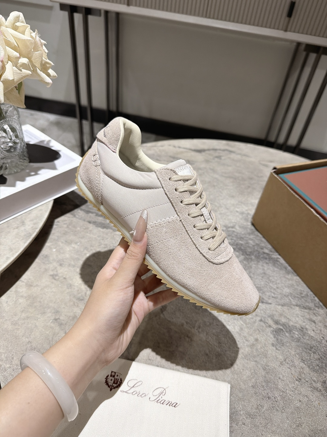 NO:921545,, Loro Piana Fast Walk Series LP Old Money Style Couple Style Casual Sports Shoes Fast Walk sneakers are practical and elegant, with a smooth low-top design that fits the curve of the foot and shows the style of a classic running shoe. The upper is made of suede material as soft and delicate as velvet, with Wind fabric panels spliced to enhance performance. The heel is decorated with a hot-embossed Loro Piana logo, adding a signature finishing touch. Beautiful packaging at the delivery counter  Fabric: Original customized first-layer suede Lining: Customized breathable mesh Outsole: Original molded non-slip TPU material Bottom thickness: 2CM Size: Women's 35-40 Men's 39-45 (Female 40, Men's 45 customized), casual shoes/sports shoes, loro piana, loro piana, sneakers, chamois leather19860909, Loro Piana 诺悠翩雅 Fast Walk系列 LP 老钱风 情侣款 休闲 运动鞋 Fast Walk运动鞋实用优雅,流畅的低帮设计,贴合足部曲线,尽显经典跑鞋风范.鞋面采用如天鹅绒般柔软细腻的绒面革材质,拼接Wind面料饰片,以提升性能.鞋跟饰以热压印Loro Piana 徽标,增添标志性点睛之笔 配送专柜精美包装 面料:原版定制头层麂皮 内里:定制透气网里 大底:原版开模防滑TPU材质 底厚:2CM Size:女款35-40 男款39-45(女40.男45定做),休闲鞋/运动鞋,loro piana,loro piana,sneakers,chamois leather,Women's Shoes