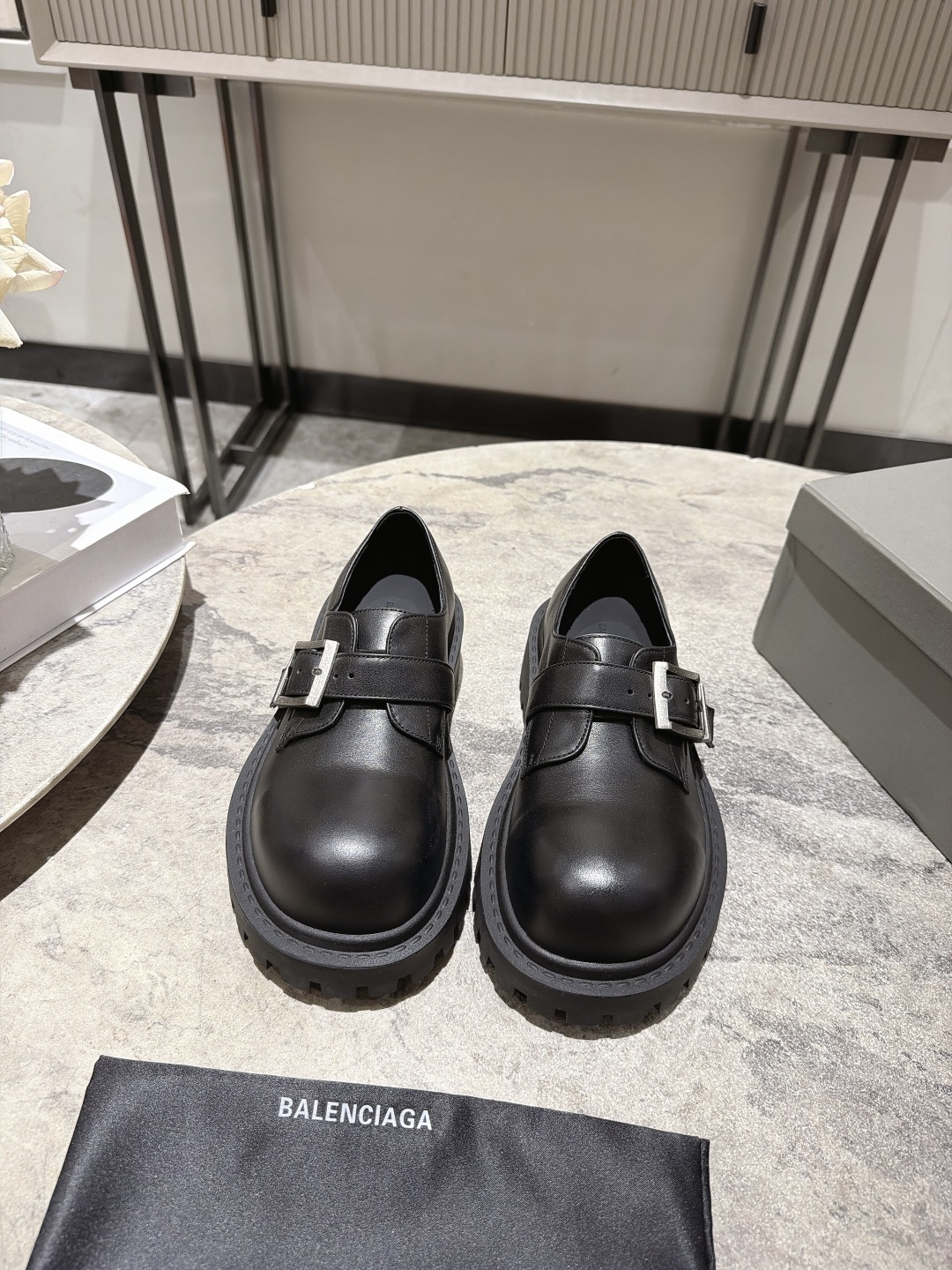 NO:921558,BALENCIAGA Balenciaga's new Stomper Derby big-toe derby shoes. This pair of shoes is simply a dark horse in this year's fashion circle. The exaggerated big-toe design makes people fall in love at first sight!  When I first saw it, I was attracted by the big B logo. It’s so recognizable!  Wear it, whether paired with skinny jeans or wide-leg pants, you can easily control it and look extremely fashionable!  The double B decorative buckle is made of pure copper hardware and is hand-inlaid. The fabric is original full-grain cowhide. The inner foot pad is water-dyed cowhide. The sole is original rubber outsole. Size 35-39 (40.41 custom-made, non-refundable and non-exchangeable). Boots loafers, balenciaga, balenciaga, tom ford, loafers, boots, jeans, cowhide19860909BALENCIAGA 巴黎世家 新款 Stomper Derby 大头德比鞋 这双鞋简直是今年潮流圈的黑马,夸张的大头设计,让人一眼就爱上！ 第一眼看到它,就被那双大大的B字logo吸引了,太有辨识度了吧！ 穿上它,无论是搭配紧身牛仔裤还是阔腿裤,都能轻松驾驭,时尚感爆棚！ 双B装饰扣采用纯铜五金手工镶嵌制作 面料原版全粒面牛皮 内里垫脚水染牛皮 鞋底原版橡胶大底 码数35-39（40.41定做不退不换）,靴子乐福鞋,balenciaga,balenciaga,tom ford,loafers,boots,jeans,cowhide,Women's Shoes