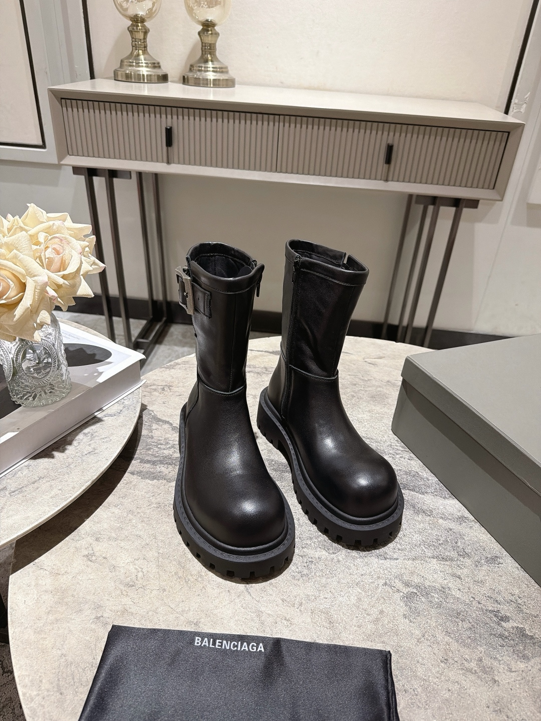 NO:921556,, Balenciaga 27 Hummer scimitar boots stand out with their unique charm. The typical hardware effect on the shoes not only shows the traces of time, but also gives them a unique charm. The addition of scimitar buckles and three-dimensional bevel tailoring in the new series undoubtedly adds endless charm details to this pair of shoes, making the visual effect rich. They are comfortable on the feet and have a handsome personality without sacrificing comfort. ———————————————————— Fabric black full-grain calfskin  Black cowhide lining, original molded outsole, heel height 5cm, size 35-39 (customized at 40.41), with original packaging, boots, loafers, balenciaga, balenciaga, loafers, boots, cowhide19860909, 巴黎世家Balenciaga27Hummer弯刀靴 以其独特的魅力脱颖而出,鞋子上那典型的硬件效果不仅彰显了岁月的痕迹,更赋予了其一种别样的韵味.而新系列添加弯刀饰扣和立体斜面剪裁,无疑为这双鞋子增添了无尽的魅力细节,使其视觉效果层次丰富 上脚舒适 个性帅气的同时 不失舒适感 ———————————————————— 面料黑色全粒面小牛皮 内里黑色牛皮 原版开模大底 跟高5cm 码数35-39(40.41定做) 配原版包装,靴子乐福鞋,balenciaga,balenciaga,loafers,boots,cowhide,Women's Shoes