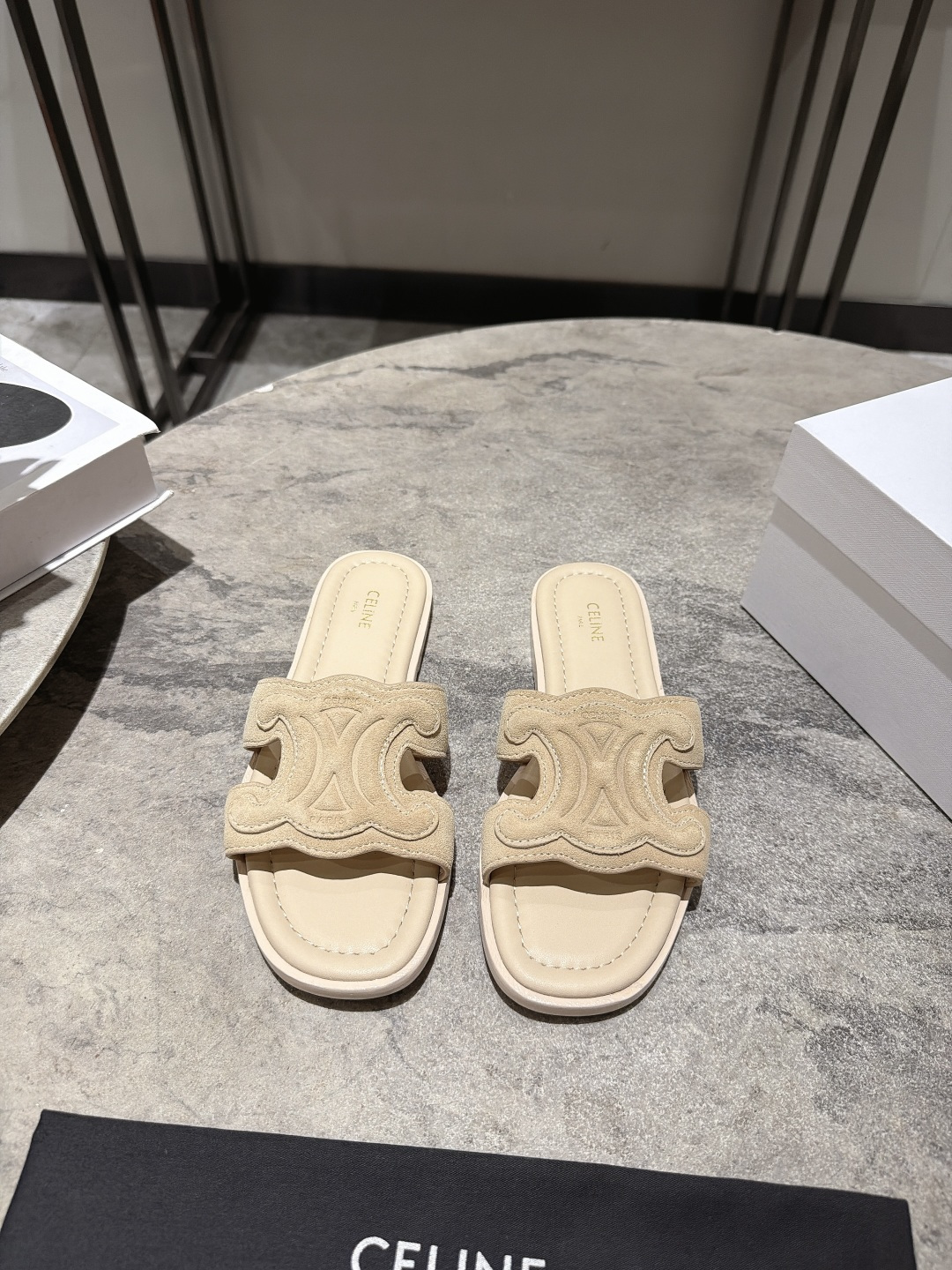 NO:921552,The top version, CELINE Celine 26ss new Arc de Triomphe flat slippers. Arc de Triomphe British style flat micro-label sandals and slippers. Simple, fashionable and timeless, they are a classic that will never fade away in the fashion circle. The retro British style allows you to wear a different temperament. The fabric is suede. The lining is sheepskin/sheepskin feet. Italian genuine leather soles.  Size 35-39 (40 orders are not returnable), slippers, celine, sandals, slippers, sheepskin19860909顶级版本, CELINE 思琳26ss新款凯旋门平底拖鞋 凯旋门英伦风平底微标凉鞋拖鞋简约大气时髦耐看不过时是时尚圈永不退潮的经典所在,复古的英伦风格,让你穿出不一样的气质 面料反绒皮 内里羊皮/羊皮垫脚 意大利真皮鞋底 码数35-39（40订做不退换）,拖鞋,celine,sandals,slippers,sheepskin,Women's Shoes
