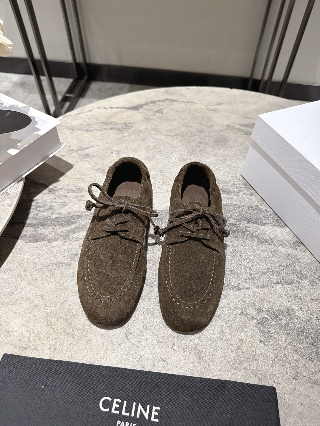 NO:921539,, Celine's new summer pleated lace-up loafers 26ss are pleated lace-up loafers with a relaxed and lazy retro atmosphere. They have a round and plump round-toe shape. The heel is elasticated and pleated. The lace-up design is casual and casual. The lines of the shoe body are soft and loose. The shoe compartment is sufficient to accommodate various foot types. It has a good modification effect on wide feet and fleshy feet. The slip-on style is easy to put on and take off.  Suitable for relaxed casual style and retro literary style, no matter the foot shape. Taking into account the lazy tone and comfort of the foot, if you want a pair of everyday loafers with a full sense of atmosphere, this pleated lace-up style is the first choice for travel. ■ High mercerized suede upper ■ Velvet lining ■ Large rubber outsole ■ Size 35-40 (customized in size 40, non-refundable), loafers, celine, loafers19860909, Celine思琳夏季新款褶皱系带乐福鞋 26ss 自带松弛慵懒复古氛围感的褶皱系带乐福鞋,圆润饱满的圆头鞋型,后跟做了松紧褶皱收口,系带设计随性休闲,鞋身线条柔和宽松,鞋仓余量充足,包容各种脚型,对宽脚、肉脚都有很好的修饰效果,套脚款式穿脱便捷. 适配松弛休闲风与复古文艺风穿搭,不挑脚型.兼顾慵懒调性与上脚舒适度,想要一双氛围感满满的日常乐福鞋,这款褶皱系带款是出行穿搭的优选单品. ■鞋面高丝光牛反绒 ■内里绒里 ■大底橡胶大底 ■size35-40码（40码定制不退换）,乐福鞋,celine,loafers,Women's Shoes