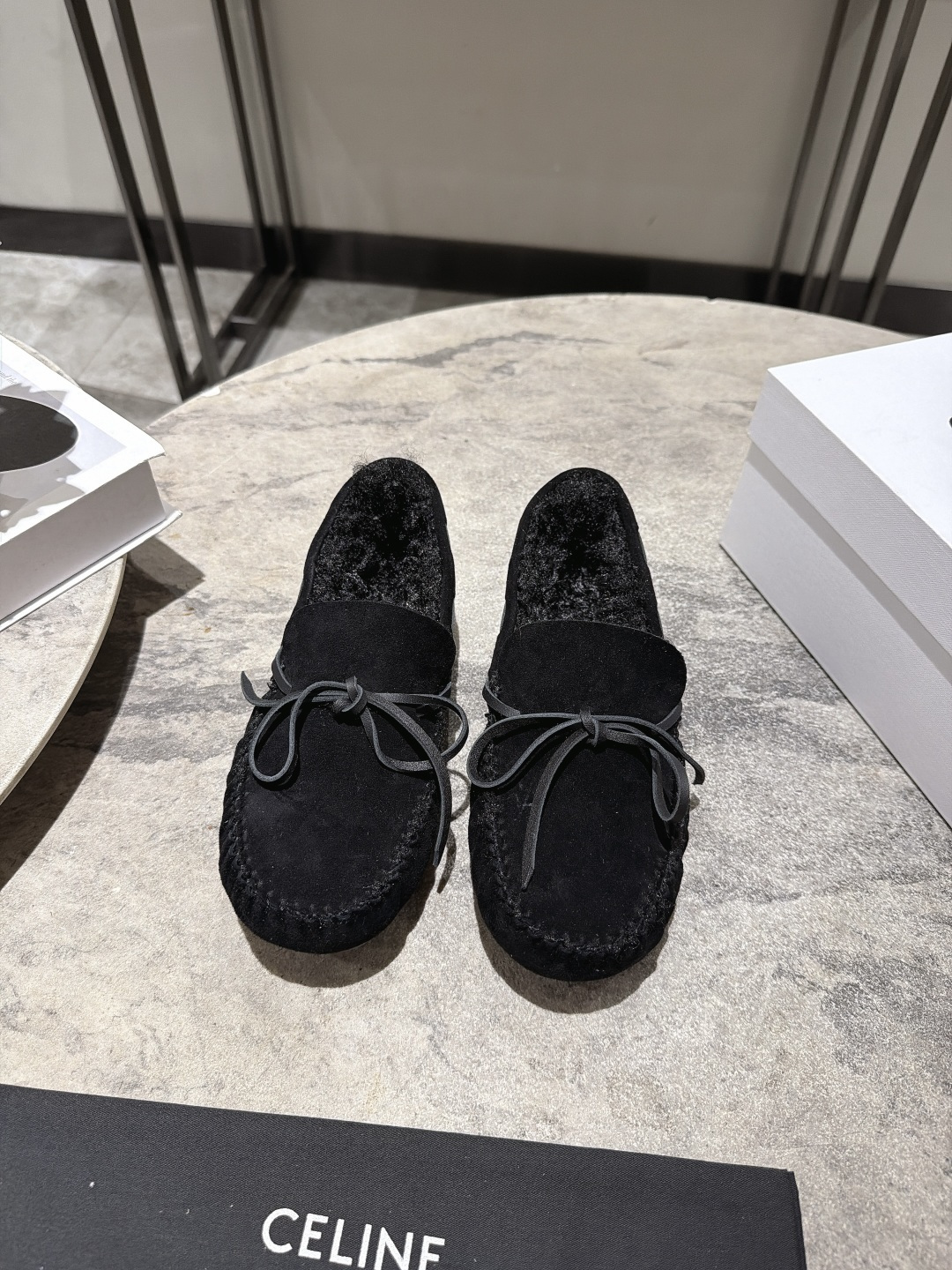 NO:921542,THE ROW 26 new early autumn bow loafers TR is a niche designer brand that focuses on minimalism and high-end texture. This pair of shoes is its classic model. The upper is made of unique weaving or tassel material, with the iconic bow decoration. The style is lazy and delicate, and very recognizable. It is suitable for girls who like low-key luxury and pursue unique design. It will create an atmosphere when paired with skirts or casual pants. The upper is made of high mercerized cow velvet and the lining is made of sheepskin wool.  Outsole molded rubber sole SIZE35-39 (40 can be customized), loafers, loafers, skirts19860909THE ROW 26初秋新品蝴蝶结乐福单鞋 TR一个主打极简主义和高级质感的小众设计师品牌,这双鞋正是其经典款,鞋面采用独特的编织或流苏材质,搭配标志性的蝴蝶结装饰,风格慵懒又精致,非常有辨识度. 适合喜欢低调奢华、追求独特设计感的女生,搭配裙装或休闲裤都很有氛围感. 鞋面高丝光牛绒 内里垫脚羊卷毛 大底开模橡胶底 SIZE35-39（40可以定制）,乐福鞋,loafers,skirts,Women's Shoes