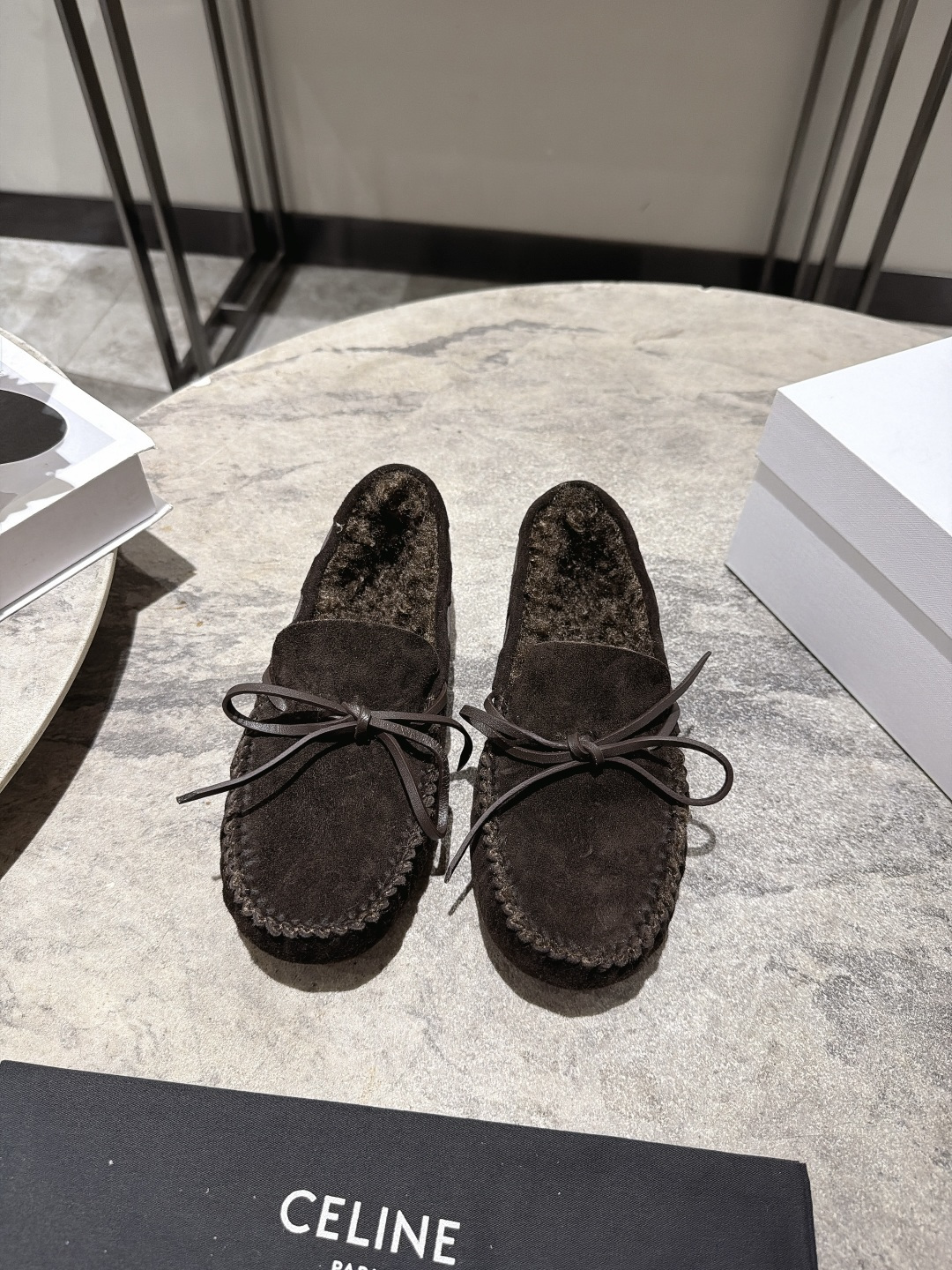 NO:921544,THE ROW 26 new early autumn bow loafers TR is a niche designer brand that focuses on minimalism and high-end texture. This pair of shoes is its classic model. The upper is made of unique weaving or tassel material, with the iconic bow decoration. The style is lazy and delicate, very recognizable. It is suitable for girls who like low-key luxury and pursue unique design sense. It will create an atmosphere when paired with skirts or casual pants. The upper is made of high mercerized cow velvet and the lining is made of sheepskin wool.  Outsole molded rubber sole SIZE35-39 (40 can be customized) THE ROW 26 early autumn new bow loafers TR is a niche designer brand that focuses on minimalism and high-end texture. This pair of shoes is its classic model. The upper is made of unique woven or tassel material and is decorated with iconic bows. The style is lazy and exquisite, and very recognizable. It is suitable for girls who like low-key luxury and pursue unique design. It will create an atmosphere when paired with skirts or casual pants.  High mercerized cowhide upper, sheep's curly lining for foot pads, molded rubber outsole, SIZE35-39 (40 can be customized), loafers, loafers, skirts19860909THE ROW 26初秋新品蝴蝶结乐福单鞋 TR一个主打极简主义和高级质感的小众设计师品牌,这双鞋正是其经典款,鞋面采用独特的编织或流苏材质,搭配标志性的蝴蝶结装饰,风格慵懒又精致,非常有辨识度. 适合喜欢低调奢华、追求独特设计感的女生,搭配裙装或休闲裤都很有氛围感. 鞋面高丝光牛绒 内里垫脚羊卷毛 大底开模橡胶底 SIZE35-39（40可以定制） THE ROW 26初秋新品蝴蝶结乐福单鞋 TR一个主打极简主义和高级质感的小众设计师品牌,这双鞋正是其经典款,鞋面采用独特的编织或流苏材质,搭配标志性的蝴蝶结装饰,风格慵懒又精致,非常有辨识度. 适合喜欢低调奢华、追求独特设计感的女生,搭配裙装或休闲裤都很有氛围感. 鞋面高丝光牛绒 内里垫脚羊卷毛 大底开模橡胶底 SIZE35-39（40可以定制）,乐福鞋,loafers,skirts,Women's Shoes