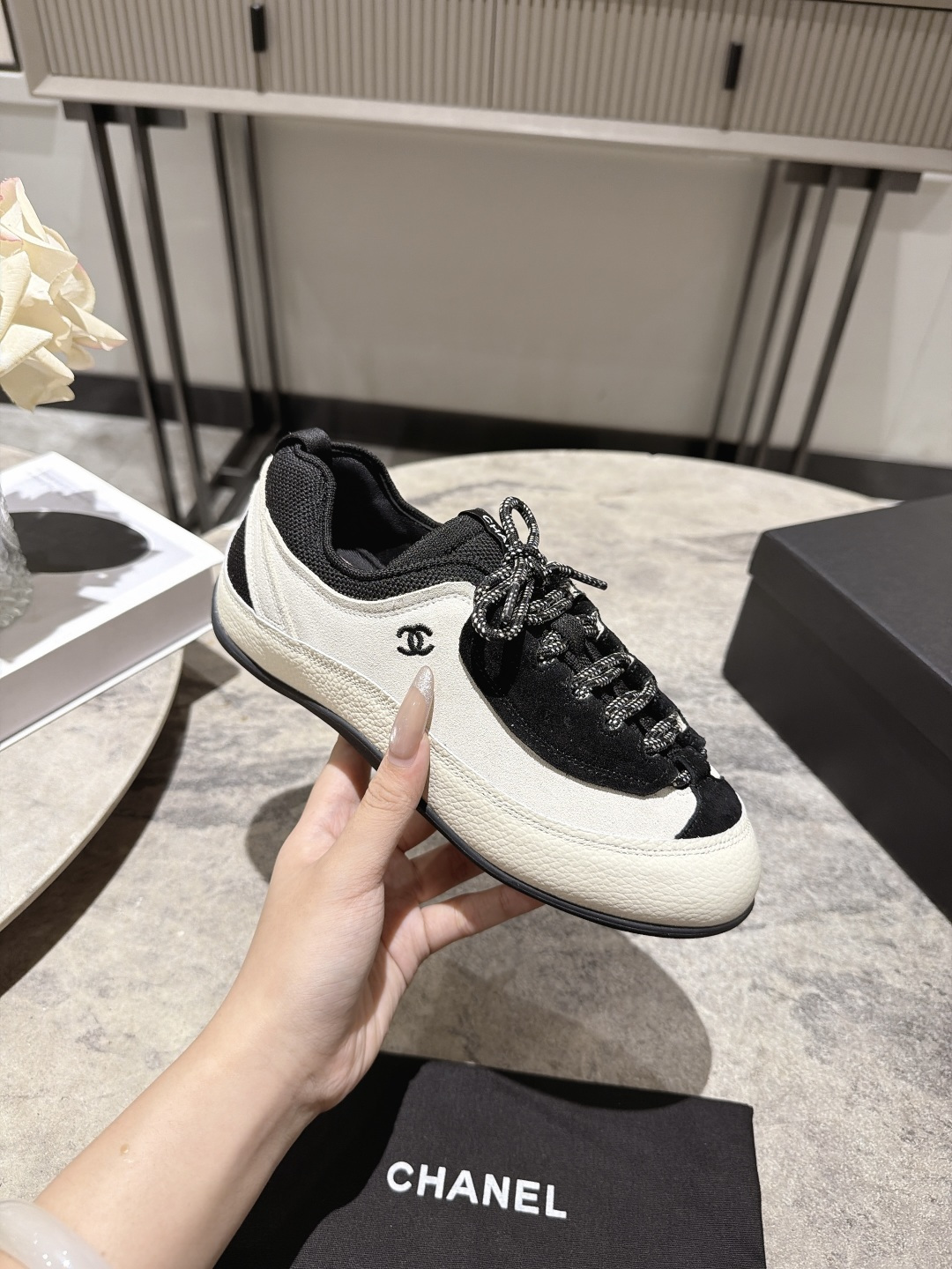 NO:921547,, Chanel Chanel 26ss summer new black and white color matching retro moral casual sneakers. The retro low-cut moral shoe style is equipped with a soft round toe. The black and white contrasting strips surround the shoe body to outline the layers. The variegated woven shoelaces enrich the details and texture. The exquisite logo on the side of the shoe enhances the recognition. The low-top open design is easy to put on and take off without restraint. The flat and thin structure takes into account the lightness and long-term walking needs.  Daily wear is suitable for various scenes. The light white tone is paired with thin black edges and a knitted cardigan skirt to create a gentle Korean casual style. Paired with straight suit pants, it is simple and decent for commuting. The dark black edged version is paired with denim wide-leg pants and a work jacket to create a casual and cool street style. It can be easily managed when shopping, commuting, traveling, short trips, and daily appointments. The upper is cow suede/cowhide, and the lining is breathable mesh/sheepskin. The outsole is TPU two-color outsole.  size 35-40 (customized size 40 is non-refundable), casual shoes/sports shoes, chanel, chanel, sneakers, skirts, jackets & coats, business suit, cowhide, sheepskin19860909, Chanel香奈儿26ss夏季新款黑白拼色复古德训休闲板鞋 复古低帮德训鞋型搭配柔和圆鞋头,黑白撞色饰条环绕鞋身勾勒层次,杂色编织鞋带丰富细节质感,鞋侧点缀精致标识提升辨识度,低帮敞口设计穿脱便捷无束缚,平底薄款结构兼顾轻盈感与长时间行走需求. 日常穿搭适配多场景造型,浅白主调搭配细黑边款搭配针织开衫半身裙打造温柔韩系休闲风,搭配直筒西装裤简约通勤得体；深黑包边款搭配牛仔阔腿裤工装外套塑造随性酷感街头风,逛街探店、通勤出行、短途出游、日常约会都能轻松驾驭. 鞋面牛反绒/牛皮 内里透气网布/绵羊皮 大底TPU双色大底 size35-40码（40码定制不退换）,休闲鞋/运动鞋,chanel,chanel,sneakers,skirts,jackets & coats,business suit,cowhide,sheepskin,Women's Shoes