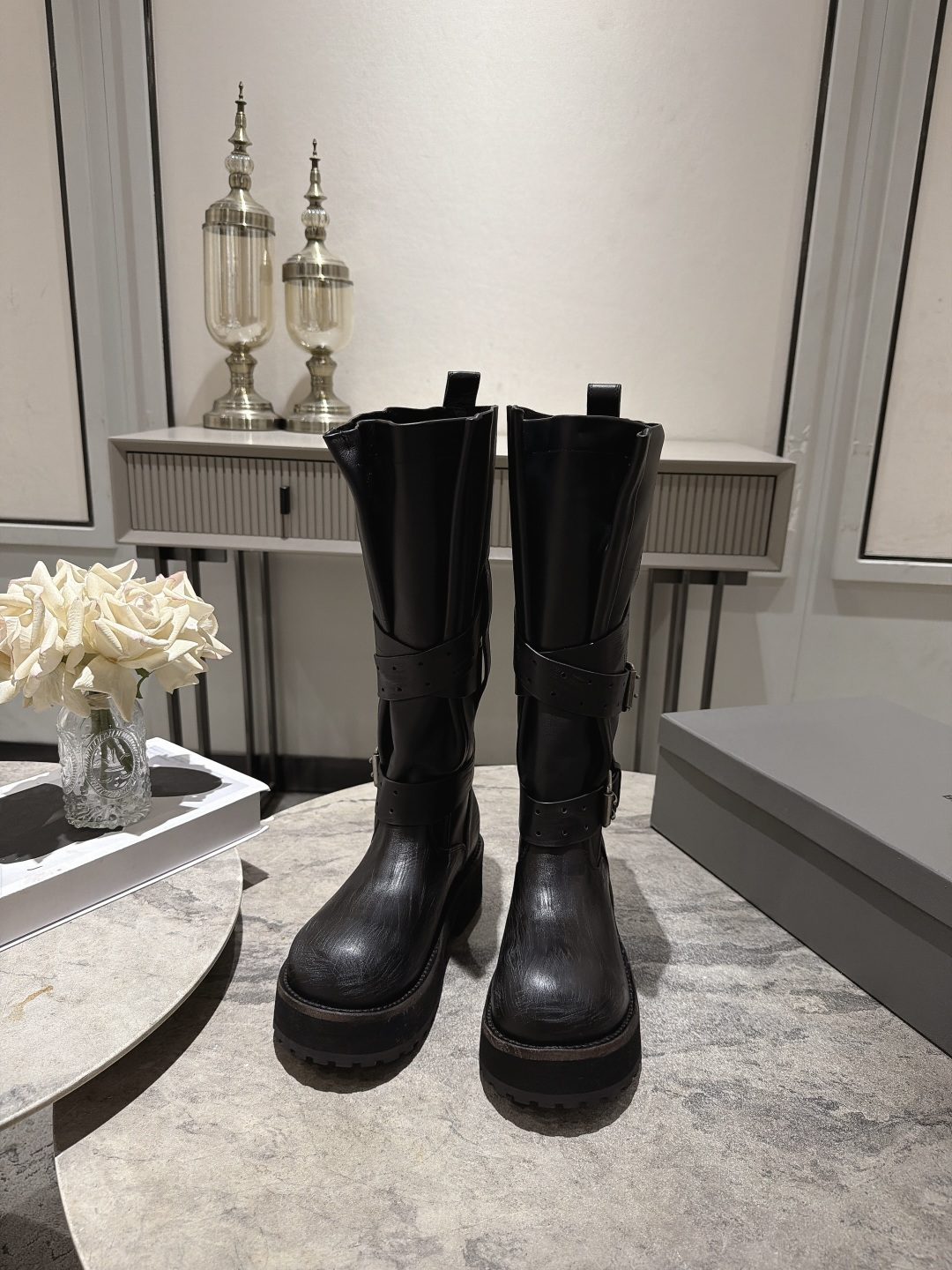 NO:921546,15 inches, male 30, Balenciaga 26Fall pre-order New Balenciaga FW26 Venom Boots by balenciaga The coolest venom boots in 26 years are here!  Dark functional style!  Go out and hit the streets with a bang. Original factory data - original 1:1 restored details. The design of the Venom boots is highly recognizable, with neat lines and metal buckles. Every detail demonstrates Balenciaga's avant-garde attitude. The leather is of high quality, the luster is restrained but luxurious, and the foot feel is both comfortable and stylish.  Whether paired with slim jeans to show off the coolness of the street, or with a personalized skirt to create a different spark, it can be easily held. Wear it, and you will be the most eye-catching presence on the street, perfectly interpreting your fashion attitude. The original 3 height styles are available. The fabric is customized matte natural calfskin/distressed craftsmanship. The lining is customized mid-gloss cowhide. The hardware is customized pure copper matte silver brushed distressed version. Outsole 3-layer combination - genuine leather welt/rebound wear-resistant velvet/tire rubber outsole  The size is 35-39 for women (set at 40), 40-45 for men (set at 45), original packaging, boots, balenciaga, balenciaga, boots, skirts, jeans, cowhide1986090915寸 男30, 巴黎世家26Fall pre-order New Balenciaga FW26 Venom Boots by balenciaga 26年最酷的毒液靴来咯！ 暗黑机能风！出门炸街气场爆表 原厂数据-原版1:1还原细节 毒液靴的设计极具辨识度,利落的线条搭配金属扣饰,每一处细节都彰显着Balenciaga的前卫态度.皮革质感上乘,光泽内敛却又奢华尽显,脚感更是舒适与格调并存. 无论是搭配修身牛仔裤展现街头酷感,还是与个性裙装碰撞出别样火花,它都能轻松hold住.穿上它,你就是街头最吸睛的存在,将时尚态度完美诠释 原版3种高度款式可选 面料定制哑光自然摔小牛皮/做旧破坏工艺效果 内里定制中光牛皮 五金定制纯铜哑银色拉丝做旧版本 大底3层组合-真皮沿条/回弹耐磨绒/轮胎橡胶外底 码数女35-39（40定） 男40-45（45定） 原版包装,靴子,balenciaga,balenciaga,boots,skirts,jeans,cowhide,Women's Shoes