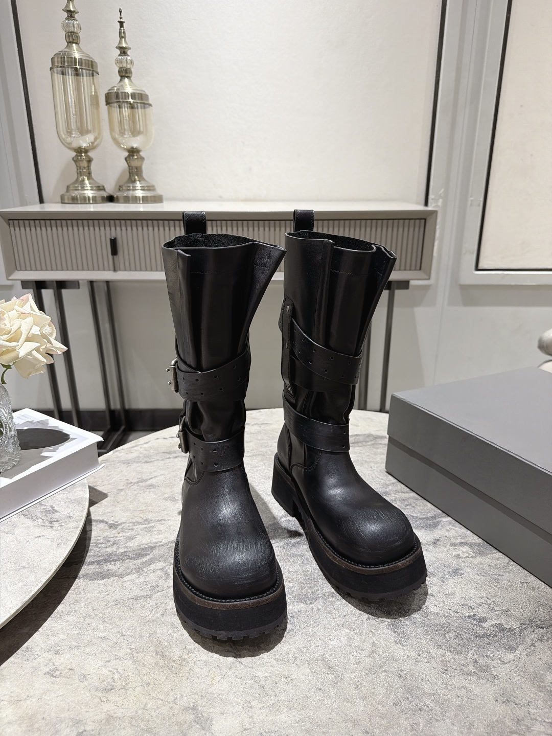 NO:921520,12 inches, male 30, Balenciaga 26Fall pre-order New Balenciaga FW26 Venom Boots by balenciaga The coolest venom boots in 26 years are here!  Dark functional style!  Go out and hit the streets with a bang. Original factory data - original 1:1 restored details. The design of the Venom boots is highly recognizable, with neat lines and metal buckles. Every detail demonstrates Balenciaga's avant-garde attitude. The leather is of high quality, the luster is restrained but luxurious, and the foot feel is both comfortable and stylish.  Whether paired with slim jeans to show off the coolness of the street, or with a personalized skirt to create a different spark, it can be easily held. Wear it, and you will be the most eye-catching presence on the street, perfectly interpreting your fashion attitude. The original 3 height styles are available. The fabric is customized matte natural calfskin/distressed craftsmanship. The lining is customized mid-gloss cowhide. The hardware is customized pure copper matte silver brushed distressed version. Outsole 3-layer combination - genuine leather welt/rebound wear-resistant velvet/tire rubber outsole  The size is 35-39 for women (set at 40), 40-45 for men (set at 45), original packaging, boots, balenciaga, balenciaga, boots, skirts, jeans, cowhide1986090912寸 男30, 巴黎世家26Fall pre-order New Balenciaga FW26 Venom Boots by balenciaga 26年最酷的毒液靴来咯！ 暗黑机能风！出门炸街气场爆表 原厂数据-原版1:1还原细节 毒液靴的设计极具辨识度,利落的线条搭配金属扣饰,每一处细节都彰显着Balenciaga的前卫态度.皮革质感上乘,光泽内敛却又奢华尽显,脚感更是舒适与格调并存. 无论是搭配修身牛仔裤展现街头酷感,还是与个性裙装碰撞出别样火花,它都能轻松hold住.穿上它,你就是街头最吸睛的存在,将时尚态度完美诠释 原版3种高度款式可选 面料定制哑光自然摔小牛皮/做旧破坏工艺效果 内里定制中光牛皮 五金定制纯铜哑银色拉丝做旧版本 大底3层组合-真皮沿条/回弹耐磨绒/轮胎橡胶外底 码数女35-39（40定） 男40-45（45定） 原版包装,靴子,balenciaga,balenciaga,boots,skirts,jeans,cowhide,Women's Shoes