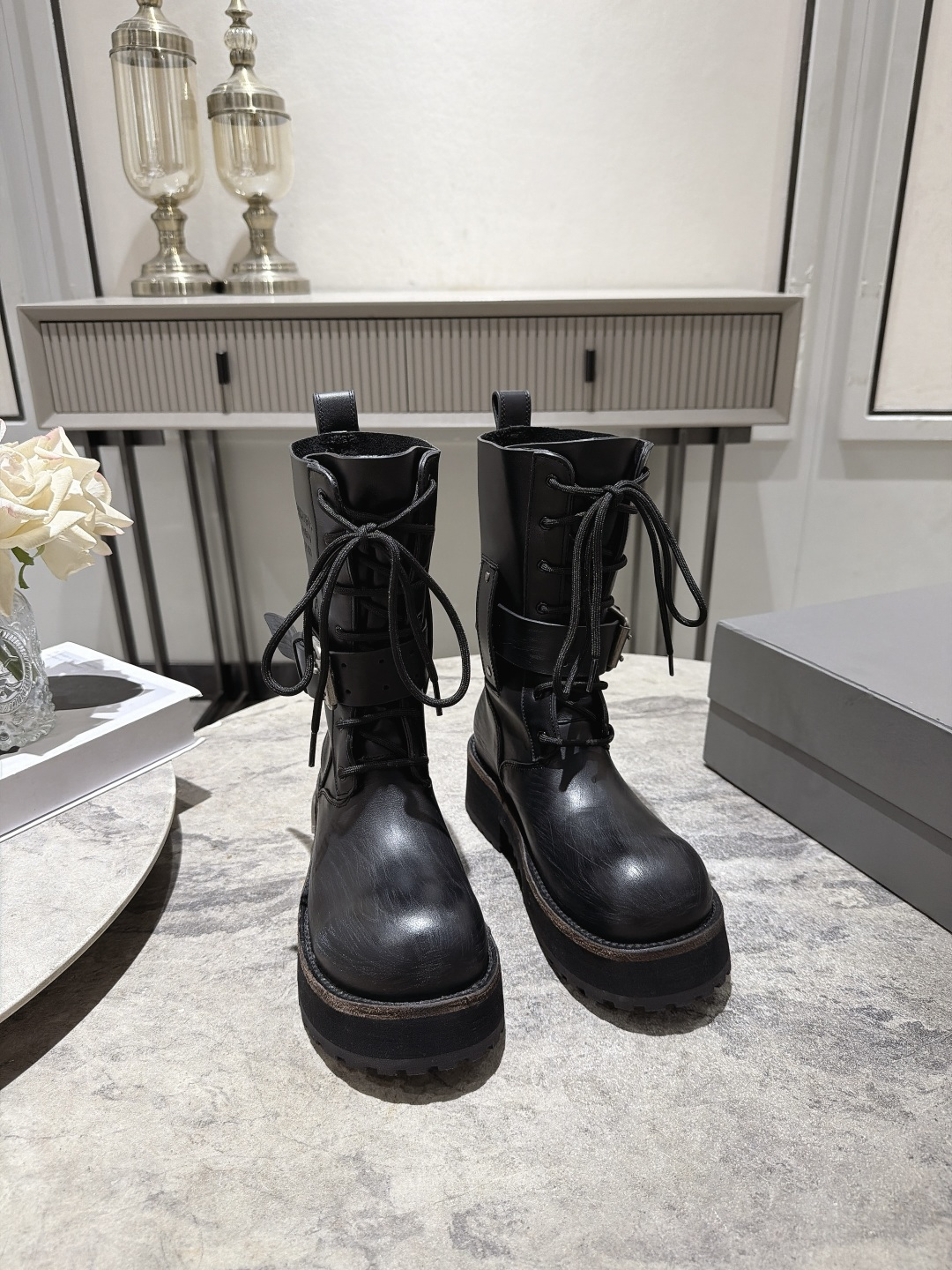 NO:921523,Male 30, Balenciaga 26Fall pre-order New Balenciaga FW26 Venom Boots by balenciaga The coolest venom boots in 26 years are here!  Dark functional style!  Go out and hit the streets with a bang. Original factory data - original 1:1 restored details. The design of the Venom boots is highly recognizable, with neat lines and metal buckles. Every detail demonstrates Balenciaga's avant-garde attitude. The leather is of high quality, the luster is restrained but luxurious, and the foot feel is both comfortable and stylish.  Whether paired with slim jeans to show off the coolness of the street, or with a personalized skirt to create a different spark, it can be easily held. Wear it, and you will be the most eye-catching presence on the street, perfectly interpreting your fashion attitude. The original 3 height styles are available. The fabric is customized matte natural calfskin/distressed craftsmanship. The lining is customized mid-gloss cowhide. The hardware is customized pure copper matte silver brushed distressed version. Outsole 3-layer combination - genuine leather welt/rebound wear-resistant velvet/tire rubber outsole  The size is 35-39 for women (set at 40), 40-45 for men (set at 45), original packaging, boots, balenciaga, balenciaga, boots, skirts, jeans, cowhide19860909男30, 巴黎世家26Fall pre-order New Balenciaga FW26 Venom Boots by balenciaga 26年最酷的毒液靴来咯！ 暗黑机能风！出门炸街气场爆表 原厂数据-原版1:1还原细节 毒液靴的设计极具辨识度,利落的线条搭配金属扣饰,每一处细节都彰显着Balenciaga的前卫态度.皮革质感上乘,光泽内敛却又奢华尽显,脚感更是舒适与格调并存. 无论是搭配修身牛仔裤展现街头酷感,还是与个性裙装碰撞出别样火花,它都能轻松hold住.穿上它,你就是街头最吸睛的存在,将时尚态度完美诠释 原版3种高度款式可选 面料定制哑光自然摔小牛皮/做旧破坏工艺效果 内里定制中光牛皮 五金定制纯铜哑银色拉丝做旧版本 大底3层组合-真皮沿条/回弹耐磨绒/轮胎橡胶外底 码数女35-39（40定） 男40-45（45定） 原版包装,靴子,balenciaga,balenciaga,boots,skirts,jeans,cowhide,Women's Shoes