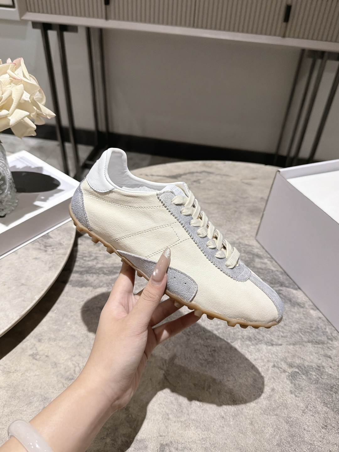 NO:921535,Maison Margiela 2026 Spring and Summer Series Forrest Gump moral training shoes for couples! The silhouette of the new Sprinters sneakers is made of distressed nylon and retro-processed suede, inspired by retro running shoes. Through distressing, stitching, splicing and other processes, the single product is given new life and beauty. The tongue is decorated with classic number logos, with non-slip spiked soles, and the tail is decorated with the iconic white stitching logo, full of craftsmanship.  Fabric: Sheepskin Niujing, sheepskin lining, cowhide feet, original rubber outsole, size: 35-39, 40-44 (40 for women, 45 for men, customized), with original packaging, casual shoes/sports shoes, masion margiela, sneakers, cowhide, sheepskin, chamois leather19860909Maison Margiela 马吉拉2026春夏系列情侣款阿甘鞋德训鞋! 新款Sprinters运动鞋轮廓采用做旧感尼龙与复古处理麂皮制成,灵感来源于复古跑鞋.通过做旧、缝线、拼接等工艺,赋予单品新的生命和美感.舌头饰有经典的数字标志,搭配有防滑的钉状鞋底,鞋尾饰有标志性的白色缝线logo,充满工艺感. 面料:羊皮牛京 羊皮里 牛皮垫脚 原版橡胶大底 码数:35-39 40-44(女40男45定做) 配原版一致包装,休闲鞋/运动鞋,masion margiela,sneakers,cowhide,sheepskin,chamois leather,Women's Shoes