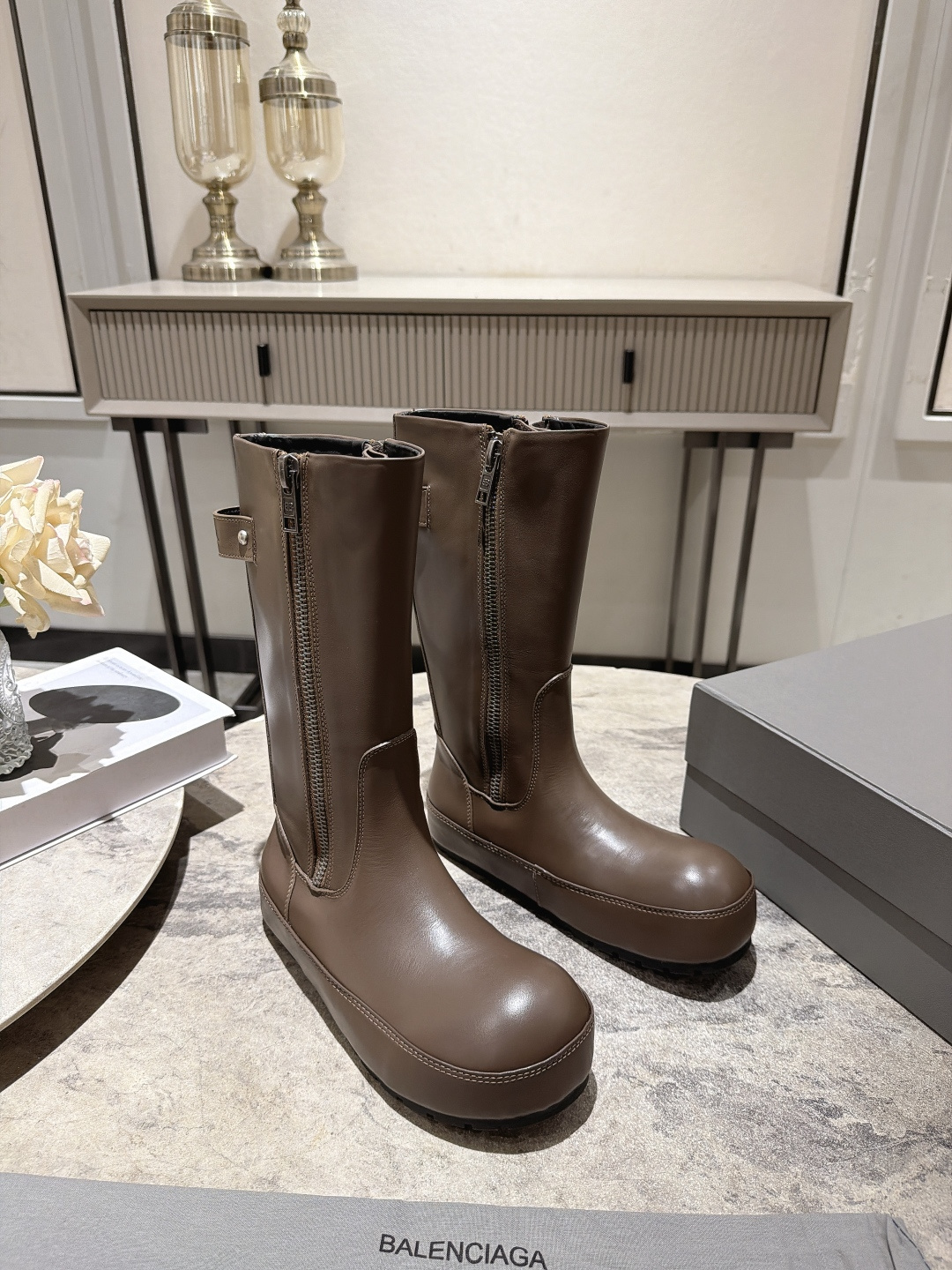 NO:921529,, Balenciaga Balenciaga 27 Series Dark Knight Boots The Balenciaga 27 series created by Pierpaolo Piccioli continues and innovates Cristobal Balenciaga's creative techniques and design pursuits, re-examines draping itself, and reshapes the form and meaning of shoes and boots.  Reshape the design logic of the classic big-head silhouette. The design emphasizes the sense of wearing. The double-row side BB metal large zippers are exquisitely detailed and full of skills. You can freely switch the zippers to adjust the opening position when paired with different clothing!  Fabric full-grain cowhide, lining cowhide, outsole original rubber + PU inner water platform, size 35-39 (40.41 custom-made, non-returnable) original packaging, boots, balenciaga, balenciaga, boots, cowhide19860909, Balenciaga巴黎世家27系列暗黑骑士靴 由 Pierpaolo Piccioli 打造的 Balenciaga 27 系列,延续并革新 Cristobal Balenciaga 的创作手法与设计追求,重新审视立体裁剪本身,重塑鞋靴的形态与意义. 重塑经典大头廓形构筑的设计逻辑.设计着重强调穿着体感,双排侧面BB金属大号拉链刻画细节精致技能感十足.搭配不同服饰可自由切换拉链调整开口位置！ 面料全粒面牛皮 内里牛皮 大底原版橡胶+PU内水台 码数35-39(40.41定做不退换) 原版包装,靴子,balenciaga,balenciaga,boots,cowhide,Women's Shoes