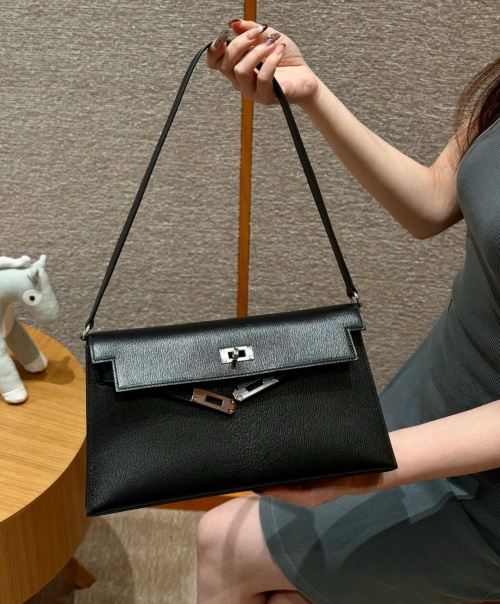 Elegante Bolso de Hombro Kelly Elan en Piel de Cabra Negra con Herrajes Plateados 1 Elegante Bolso de Hombro Kelly Elan en Piel de Cabra Negra con Herrajes Plateados