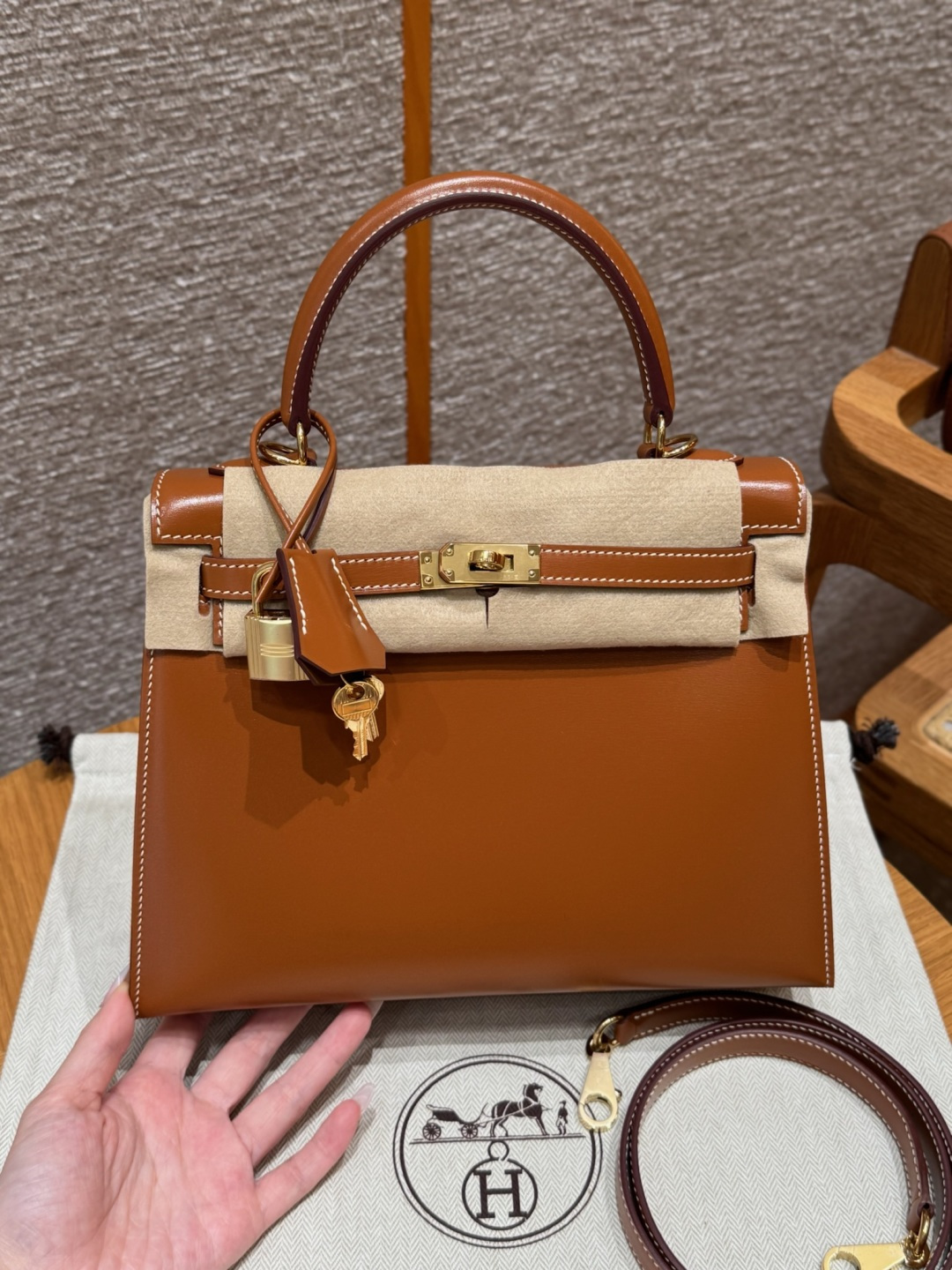 NO:852089,StyleKelly Color37/gold Size25*17*7cm LeatherBox From France Hardware gold Kelly 25, golden brown, shiny cowhide imported from France, gold buckle, high-end hand-made exclusive customization, pure hand-made nails, hand-engraved hardware, stainless steel electroplating 18k hardware, customer order, Hermes, hermes, tom ford, cowhide, Hermes,19860909StyleKelly Colour37/gold Size25*17*7cm LeatherBox From France Hardware gold 凯莉25,金棕色,法国进口亮面牛皮,金扣,高级全手工专属定制 纯手工手打钉,手刻五金,精钢电镀18k五金 客订实拍customer order,爱马仕,hermes,tom ford,cowhide,Hermes,,Bag
