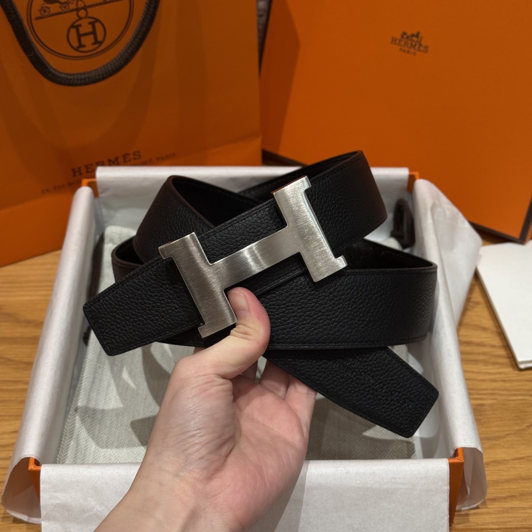 p200 顶级品质🎁配全套包装  H家男款腰带
腰带独具原创个性且精致不凡，双面可用金属扣的分层构造富有趣致的3D立体效果，打造奢华却又不失现代感的外观，超级百搭，商务休闲随意搭配，
宽度3.8cm 
顶级
