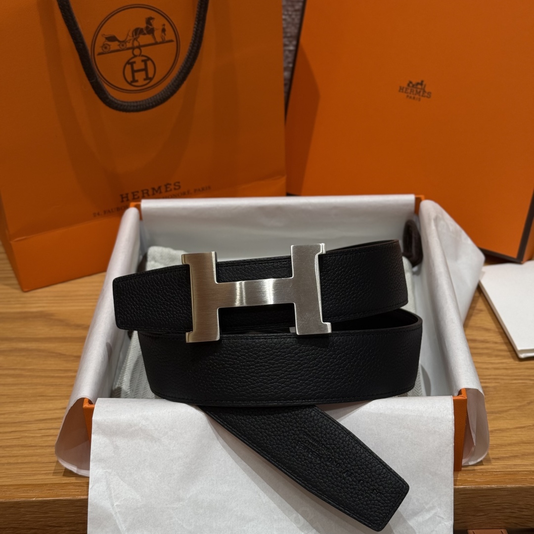 p200 顶级品质🎁配全套包装  H家男款腰带
腰带独具原创个性且精致不凡，双面可用金属扣的分层构造富有趣致的3D立体效果，打造奢华却又不失现代感的外观，超级百搭，商务休闲随意搭配，
宽度3.8cm 
顶级