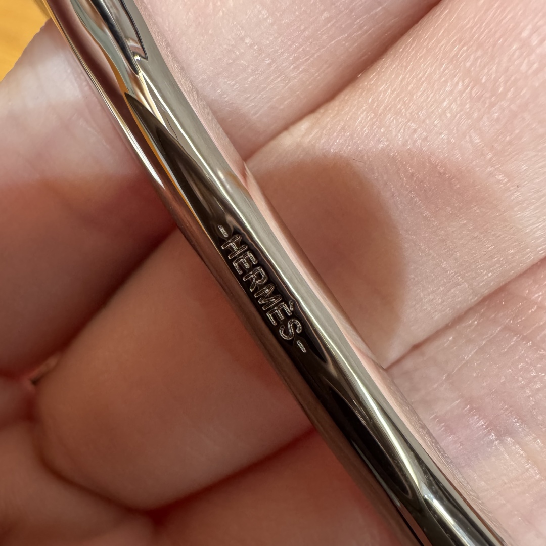 H d’Ancre皮带扣&双面皮腰带
腰带独具原创个性且精致不凡，双面可用金属扣的分层构造富有趣致的3D立体效果，打造奢华却又不失现代感的外观，超级百搭，商务休闲随意搭配，
尺寸80-110 
宽度3.2cm P170