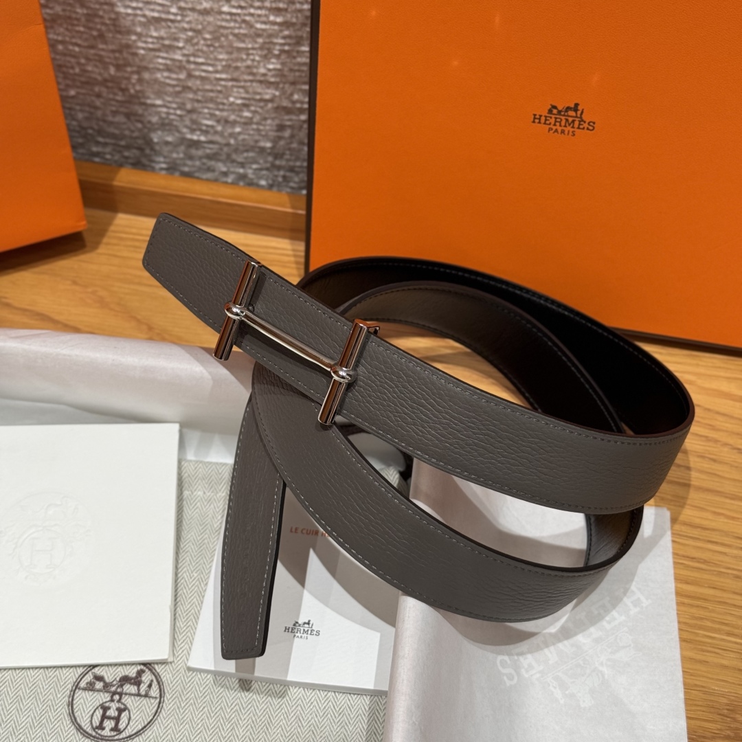 H d’Ancre皮带扣&双面皮腰带
腰带独具原创个性且精致不凡，双面可用金属扣的分层构造富有趣致的3D立体效果，打造奢华却又不失现代感的外观，超级百搭，商务休闲随意搭配，
尺寸80-110
宽度3.2cm P170