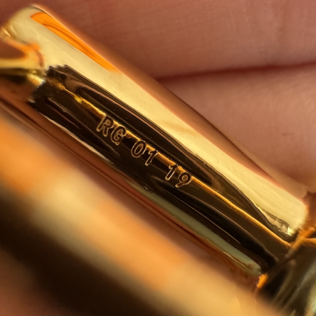 H d’Ancre皮带扣&双面皮腰带
腰带独具原创个性且精致不凡，双面可用金属扣的分层构造富有趣致的3D立体效果，打造奢华却又不失现代感的外观，超级百搭，商务休闲随意搭配，
尺寸80-110 
宽度3.2cm P170