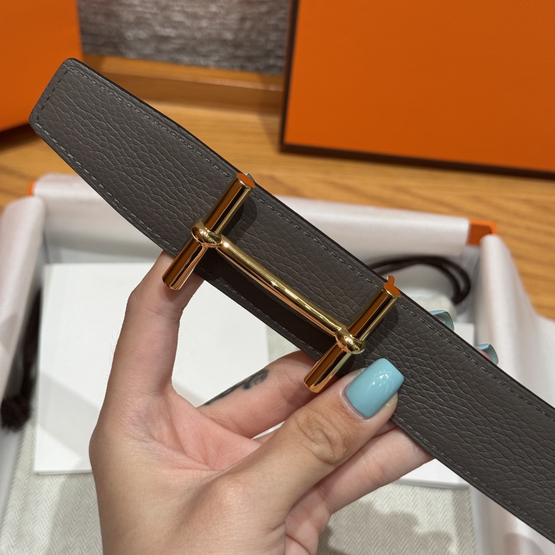H d’Ancre皮带扣&双面皮腰带
腰带独具原创个性且精致不凡，双面可用金属扣的分层构造富有趣致的3D立体效果，打造奢华却又不失现代感的外观，超级百搭，商务休闲随意搭配，
尺寸80-110 
宽度3.2cm P170