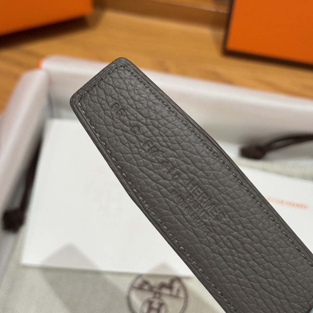H d’Ancre皮带扣&双面皮腰带
腰带独具原创个性且精致不凡，双面可用金属扣的分层构造富有趣致的3D立体效果，打造奢华却又不失现代感的外观，超级百搭，商务休闲随意搭配，
尺寸80-110 
宽度3.2cm P170