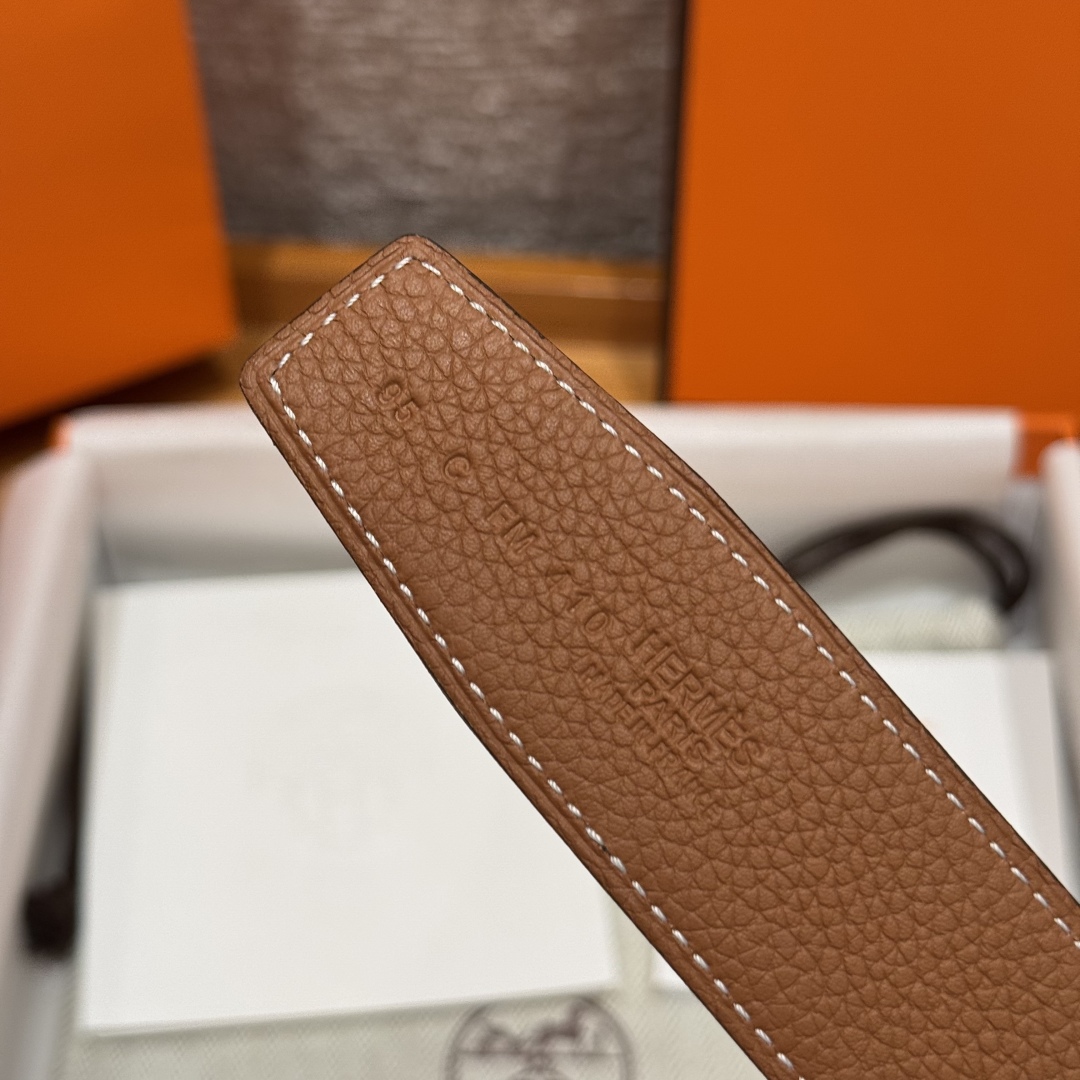 H d’Ancre皮带扣&双面皮腰带
腰带独具原创个性且精致不凡，双面可用金属扣的分层构造富有趣致的3D立体效果，打造奢华却又不失现代感的外观，超级百搭，商务休闲随意搭配，
尺寸80-110 
宽度3.2cm P170
