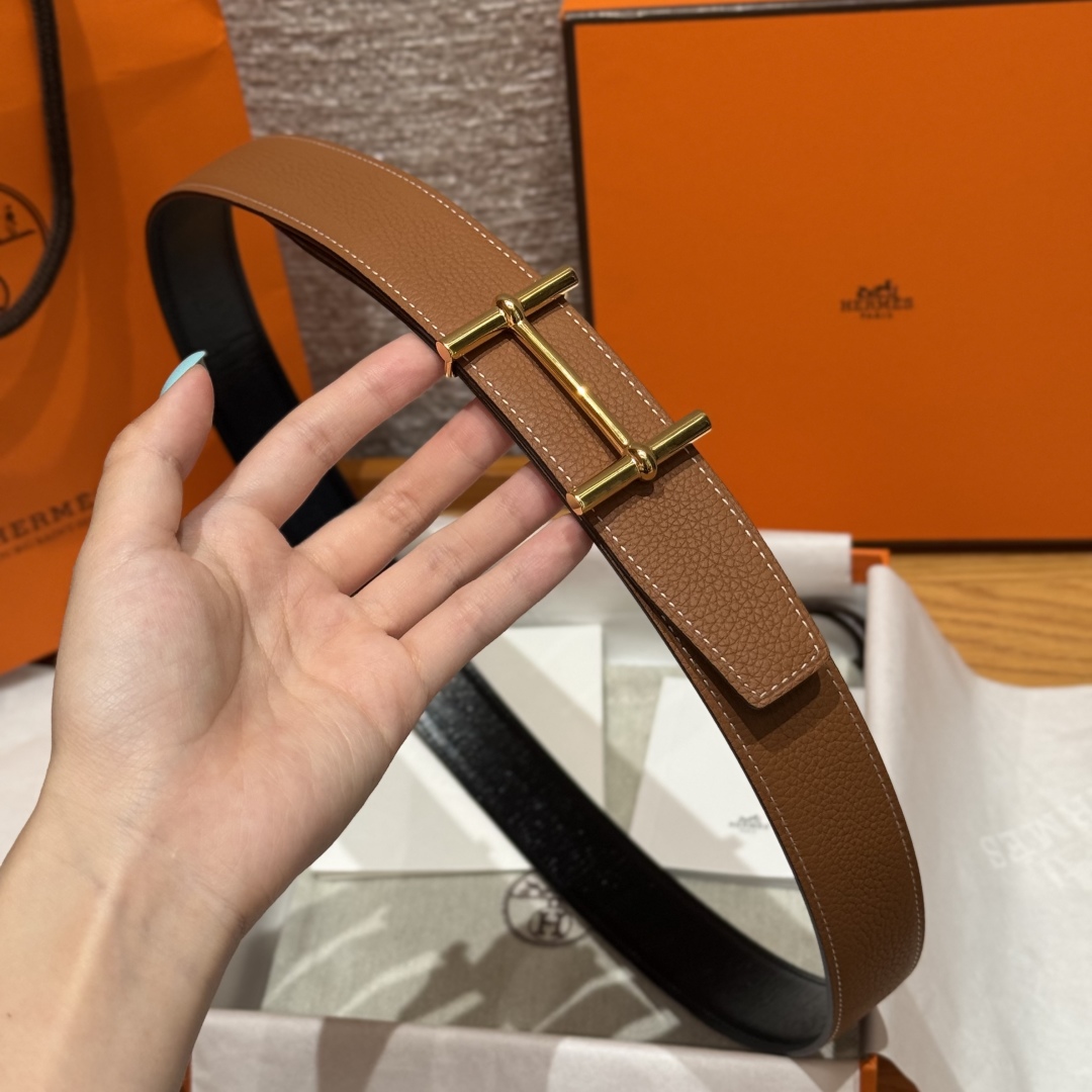 H d’Ancre皮带扣&双面皮腰带
腰带独具原创个性且精致不凡，双面可用金属扣的分层构造富有趣致的3D立体效果，打造奢华却又不失现代感的外观，超级百搭，商务休闲随意搭配，
尺寸80-110 
宽度3.2cm P170