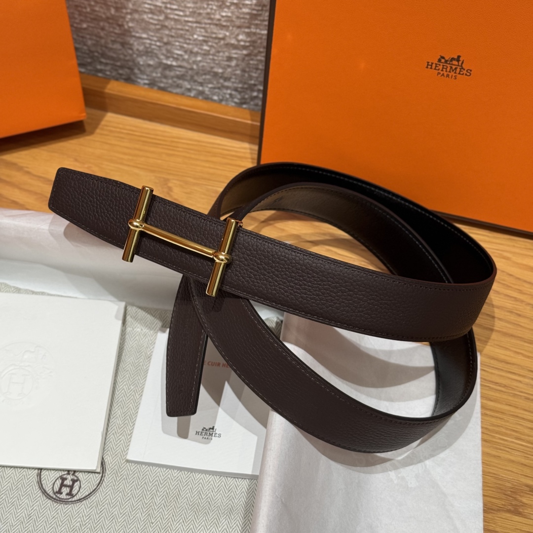 H d’Ancre皮带扣&双面皮腰带
腰带独具原创个性且精致不凡，双面可用金属扣的分层构造富有趣致的3D立体效果，打造奢华却又不失现代感的外观，超级百搭，商务休闲随意搭配，
尺寸80-110 
宽度3.2cm P170