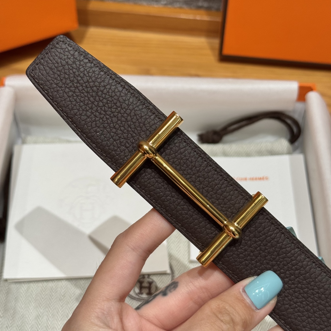 H d’Ancre皮带扣&双面皮腰带
腰带独具原创个性且精致不凡，双面可用金属扣的分层构造富有趣致的3D立体效果，打造奢华却又不失现代感的外观，超级百搭，商务休闲随意搭配，
尺寸80-110 
宽度3.2cm P170