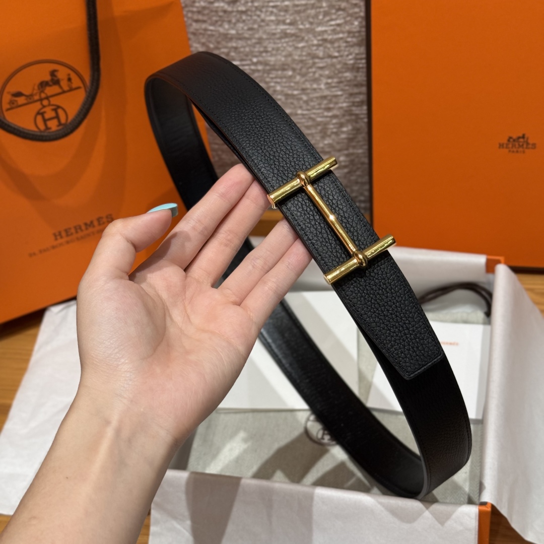 H d’Ancre皮带扣&双面皮腰带
腰带独具原创个性且精致不凡，双面可用金属扣的分层构造富有趣致的3D立体效果，打造奢华却又不失现代感的外观，超级百搭，商务休闲随意搭配，
尺寸80-110 
宽度3.2cm P170
