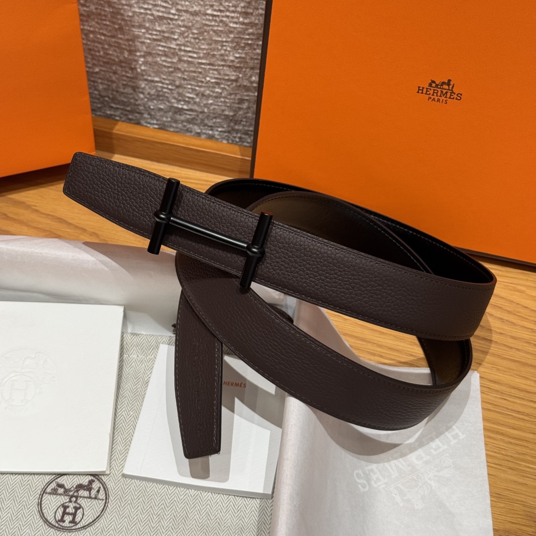 H d’Ancre皮带扣&双面皮腰带
腰带独具原创个性且精致不凡，双面可用金属扣的分层构造富有趣致的3D立体效果，打造奢华却又不失现代感的外观，超级百搭，商务休闲随意搭配，
尺寸80-110 
宽度3.2cm P170