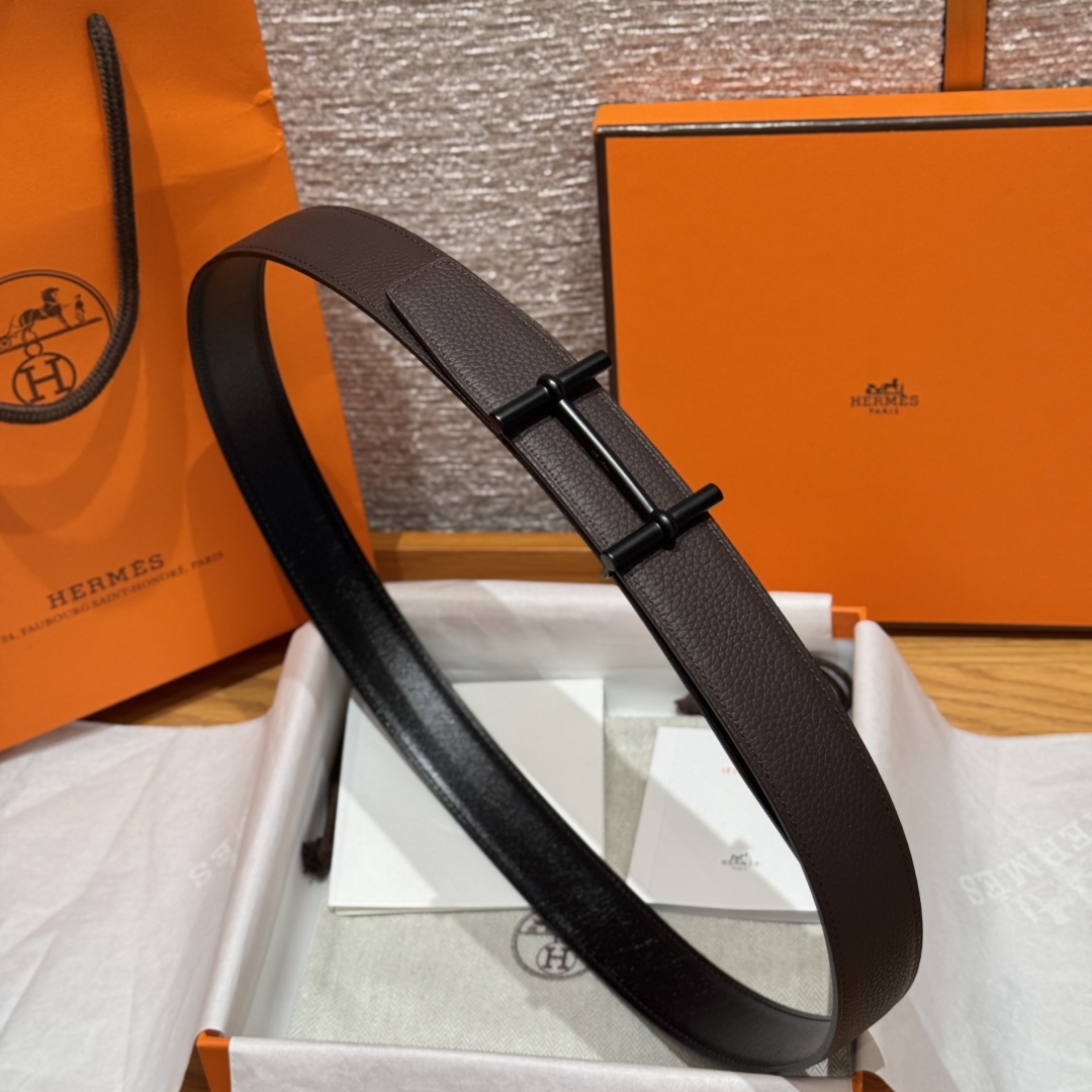 H d’Ancre皮带扣&双面皮腰带
腰带独具原创个性且精致不凡，双面可用金属扣的分层构造富有趣致的3D立体效果，打造奢华却又不失现代感的外观，超级百搭，商务休闲随意搭配，
尺寸80-110 
宽度3.2cm P170