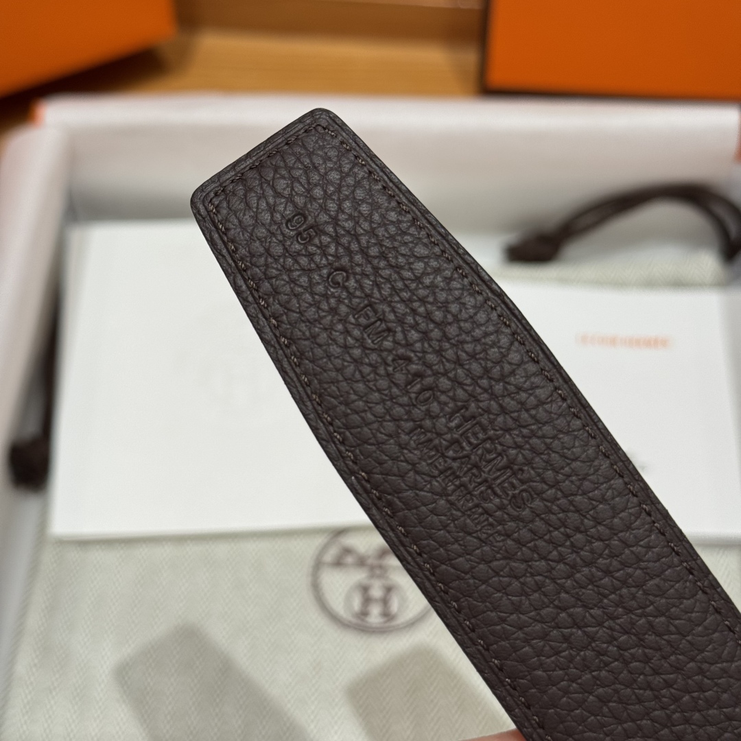H d’Ancre皮带扣&双面皮腰带
腰带独具原创个性且精致不凡，双面可用金属扣的分层构造富有趣致的3D立体效果，打造奢华却又不失现代感的外观，超级百搭，商务休闲随意搭配，
尺寸80-110 
宽度3.2cm P170
