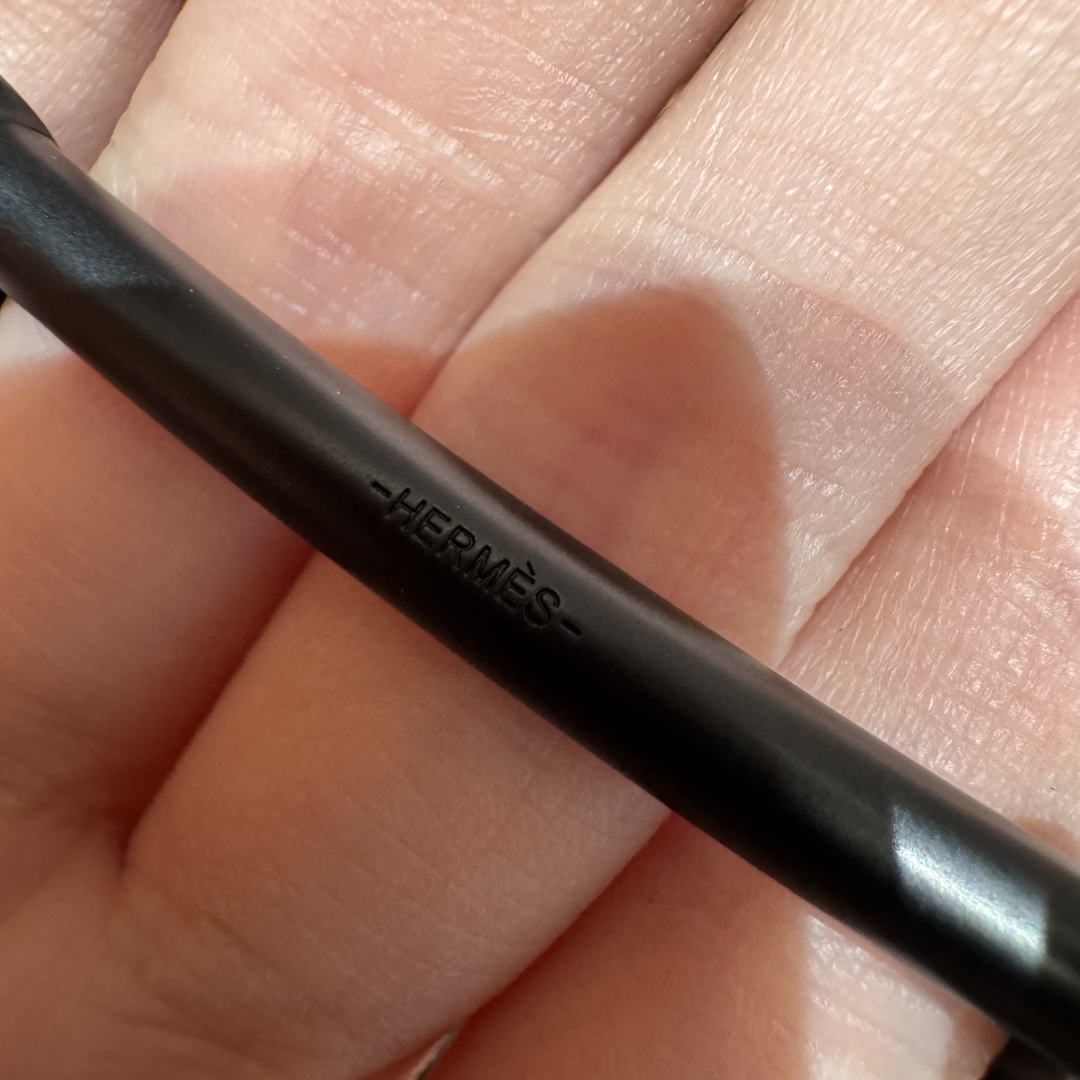 H d’Ancre皮带扣&双面皮腰带
腰带独具原创个性且精致不凡，双面可用金属扣的分层构造富有趣致的3D立体效果，打造奢华却又不失现代感的外观，超级百搭，商务休闲随意搭配，
尺寸80-110 
宽度3.2cm P170