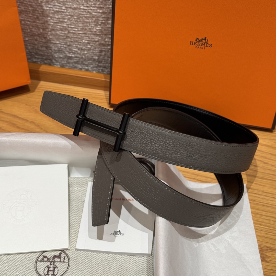 H d’Ancre皮带扣&双面皮腰带
腰带独具原创个性且精致不凡，双面可用金属扣的分层构造富有趣致的3D立体效果，打造奢华却又不失现代感的外观，超级百搭，商务休闲随意搭配，
尺寸80-110 
宽度3.2cm P170