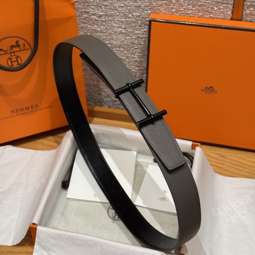 H d’Ancre皮带扣&双面皮腰带
腰带独具原创个性且精致不凡，双面可用金属扣的分层构造富有趣致的3D立体效果，打造奢华却又不失现代感的外观，超级百搭，商务休闲随意搭配，
尺寸80-110 
宽度3.2cm P170