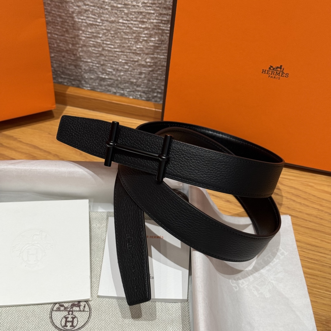 H d’Ancre皮带扣&双面皮腰带
腰带独具原创个性且精致不凡，双面可用金属扣的分层构造富有趣致的3D立体效果，打造奢华却又不失现代感的外观，超级百搭，商务休闲随意搭配，
尺寸80-110 
宽度3.2cm P170
