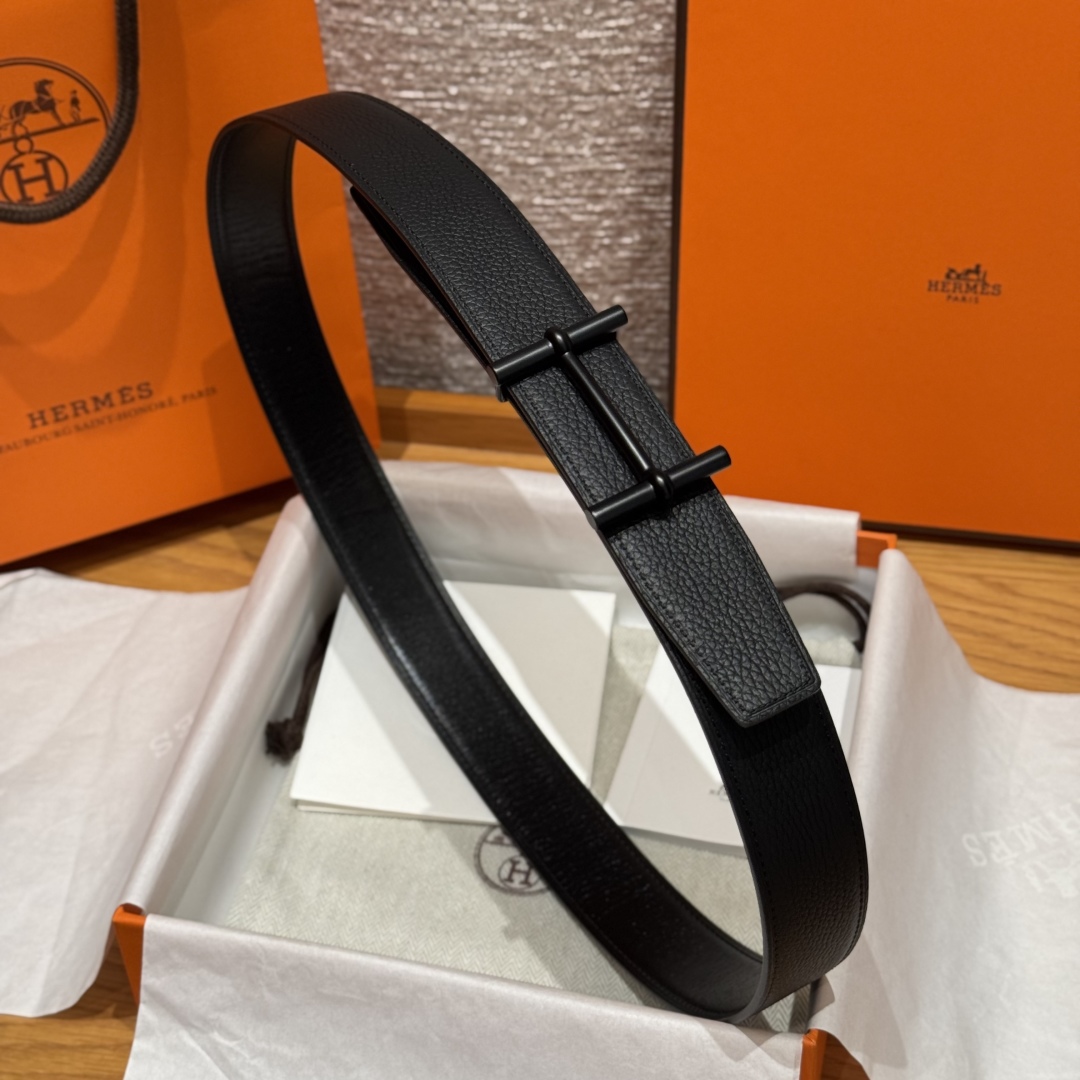 H d’Ancre皮带扣&双面皮腰带
腰带独具原创个性且精致不凡，双面可用金属扣的分层构造富有趣致的3D立体效果，打造奢华却又不失现代感的外观，超级百搭，商务休闲随意搭配，
尺寸80-110 
宽度3.2cm P170