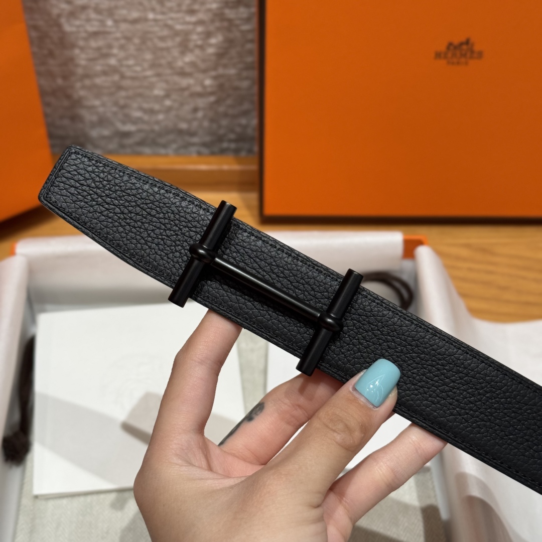 H d’Ancre皮带扣&双面皮腰带
腰带独具原创个性且精致不凡，双面可用金属扣的分层构造富有趣致的3D立体效果，打造奢华却又不失现代感的外观，超级百搭，商务休闲随意搭配，
尺寸80-110 
宽度3.2cm P170