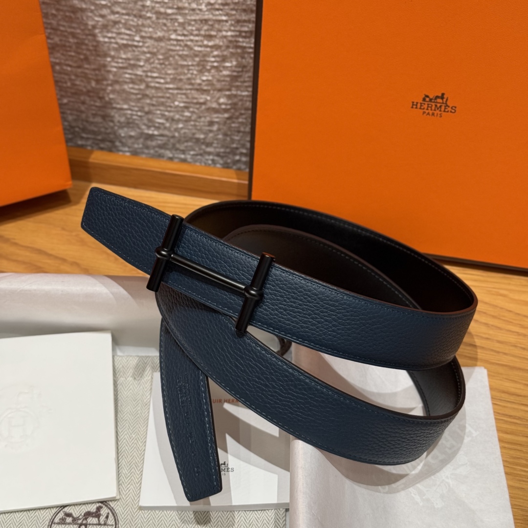 H d’Ancre皮带扣&双面皮腰带
腰带独具原创个性且精致不凡，双面可用金属扣的分层构造富有趣致的3D立体效果，打造奢华却又不失现代感的外观，超级百搭，商务休闲随意搭配，
尺寸80-110 
宽度3.2cm P170