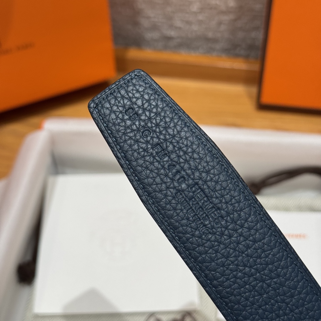 H d’Ancre皮带扣&双面皮腰带
腰带独具原创个性且精致不凡，双面可用金属扣的分层构造富有趣致的3D立体效果，打造奢华却又不失现代感的外观，超级百搭，商务休闲随意搭配，
尺寸80-110 
宽度3.2cm P170