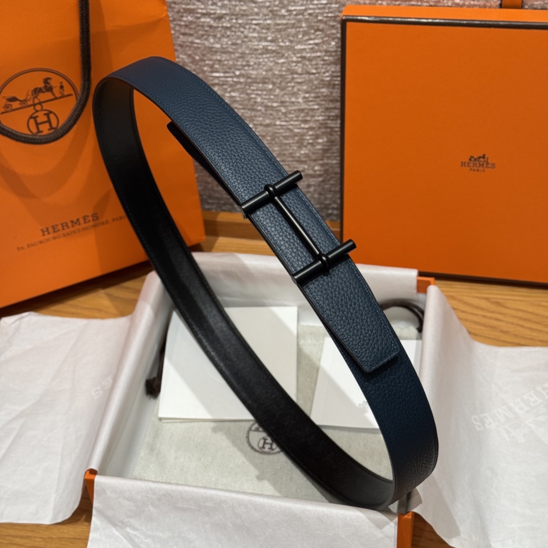 H d’Ancre皮带扣&双面皮腰带
腰带独具原创个性且精致不凡，双面可用金属扣的分层构造富有趣致的3D立体效果，打造奢华却又不失现代感的外观，超级百搭，商务休闲随意搭配，
尺寸80-110 
宽度3.2cm P170