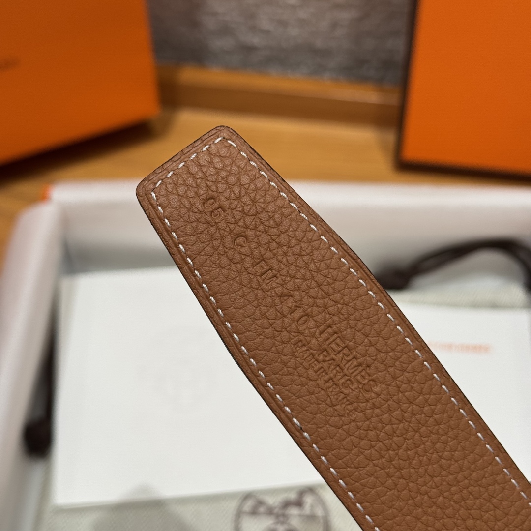 H d’Ancre皮带扣&双面皮腰带
腰带独具原创个性且精致不凡，双面可用金属扣的分层构造富有趣致的3D立体效果，打造奢华却又不失现代感的外观，超级百搭，商务休闲随意搭配，
尺寸80-110 
宽度3.2cm P170