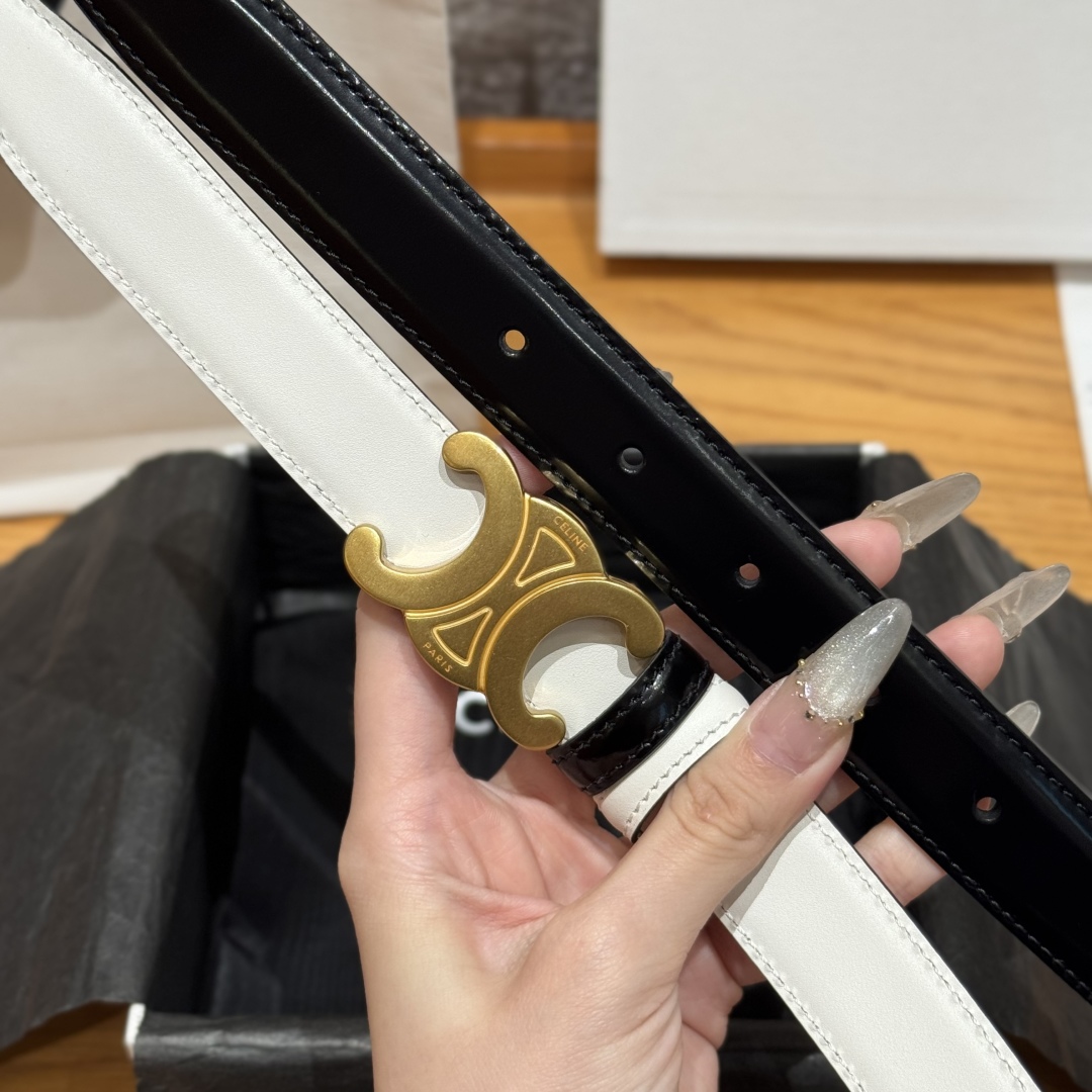 ￼ 凯旋门家TRIOMPHE搭扣25毫米双面腰带
双面腰带，两面均可使用，附赠2个皮革环，配合不同面使用 可拆卸TRIOMPHE搭扣，可搭配其他双色皮带.
宽度：25毫米 P160