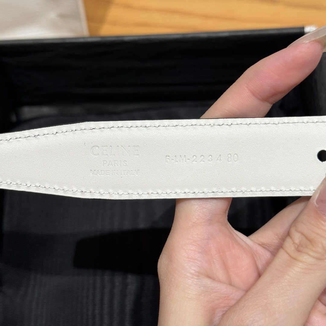 ￼ 凯旋门家TRIOMPHE搭扣25毫米双面腰带
双面腰带，两面均可使用，附赠2个皮革环，配合不同面使用 可拆卸TRIOMPHE搭扣，可搭配其他双色皮带.
宽度：25毫米 P160