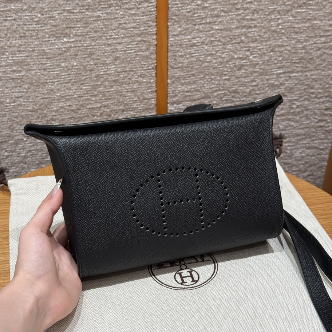 NO:893952,StyleVideoches Color89/Noir Size21*14*4cm LeatherEsom From France HardwareSilver Dinner plate bag, black, palm print leather, original cowhide imported from France, silver buckle, high-end hand-made exclusive customization, pure hand-made nails, hand-engraved hardware, stainless steel 18k hardware, customer order, Hermes, Louis Vuitton, Tom Ford, Cowhide, Hermes,19860909StyleVideoches Colour89/Noir Size21*14*4cm LeatherEsom From France HardwareSilver 餐盘包,黑色,掌纹皮,法国进口原厂牛皮,银扣,高级全手工专属定制 纯手工手打钉,手刻五金,精钢电渡18k五金 客订实拍customer order,爱马仕,hermes,louis vuitton,tom ford,cowhide,Hermes,,Bag