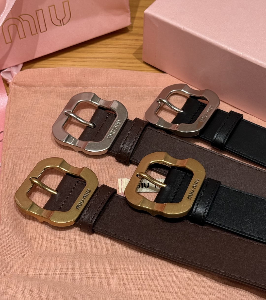 -集合图🥳
缪家搭扣装饰牛皮手环
金属搭扣令人联想起腰带细节，赋予这款手环精致优雅的复古格调，十分适合点