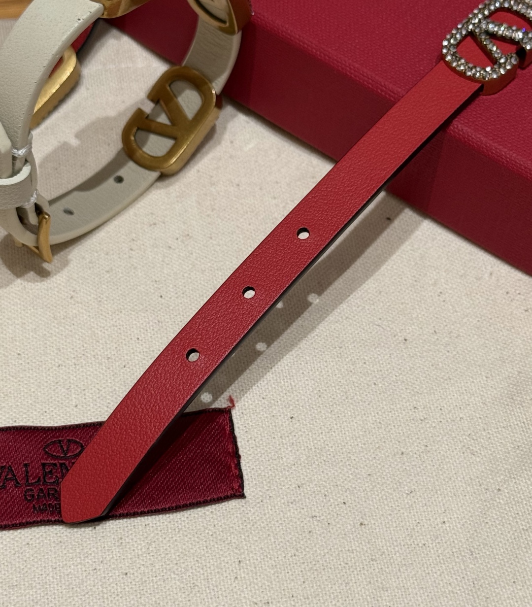 -华仑天奴新款皮革手环
金属镀钌logo，可调节饰带，搭扣顶端至三个孔眼中心长：19厘米.意大利🇮🇹制造