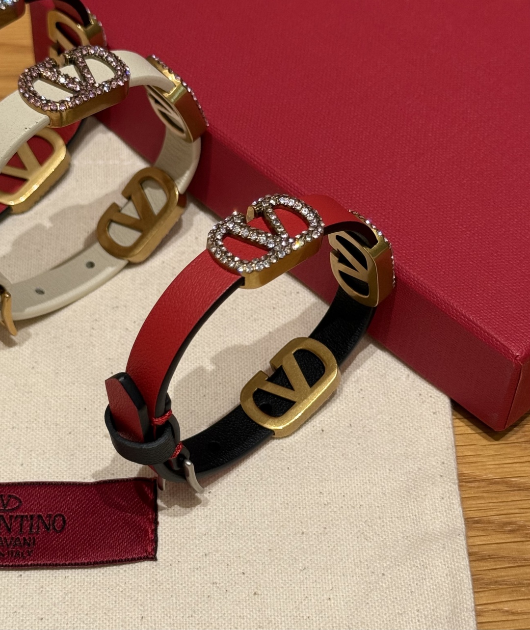-华仑天奴新款皮革手环
金属镀钌logo，可调节饰带，搭扣顶端至三个孔眼中心长：19厘米.意大利🇮🇹制造
