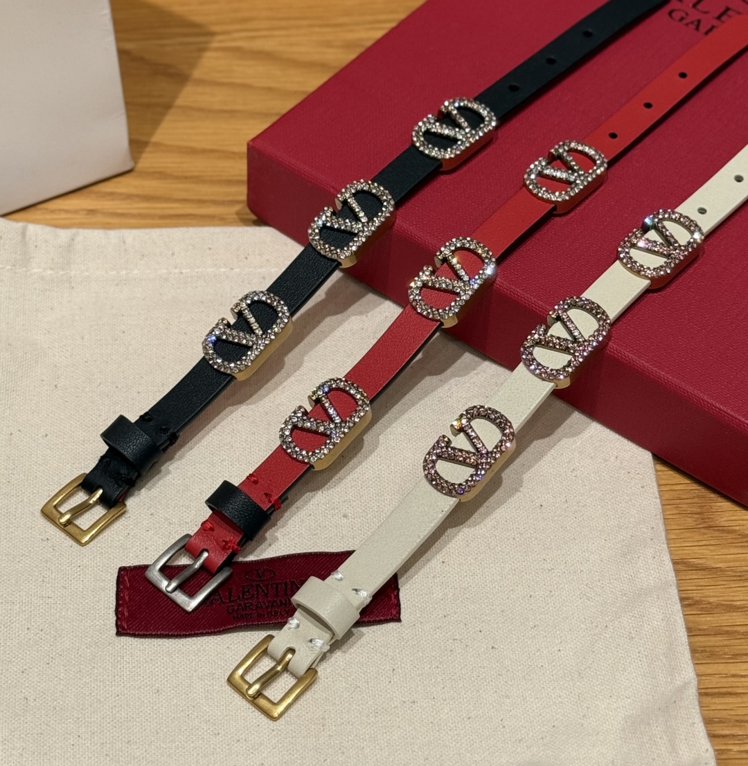-集合图🥳
华仑天奴新款皮革手环
金属镀钌logo，可调节饰带，搭扣顶端至三个孔眼中心长：19厘米.意大